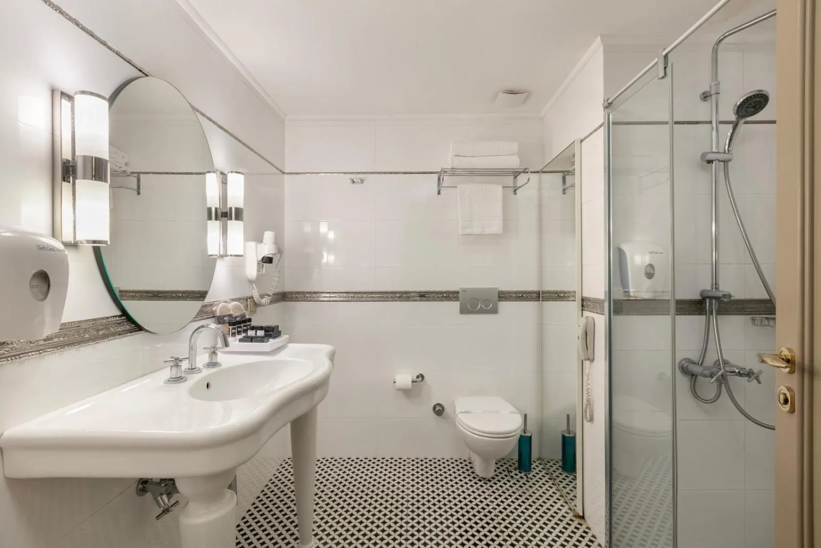 Bathroom in Reo Hotel