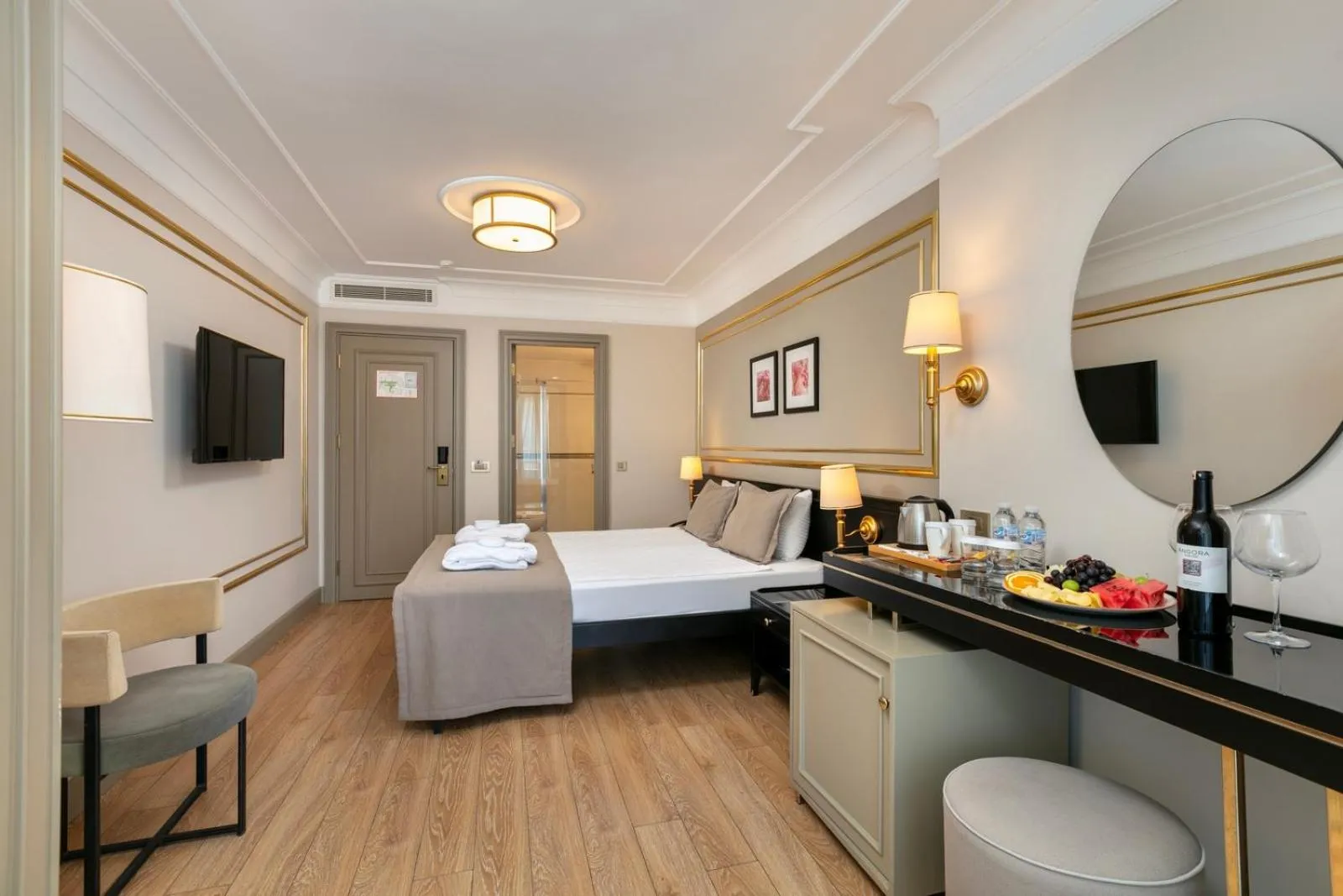 Photo of the whole room, Bed in Reo Hotel