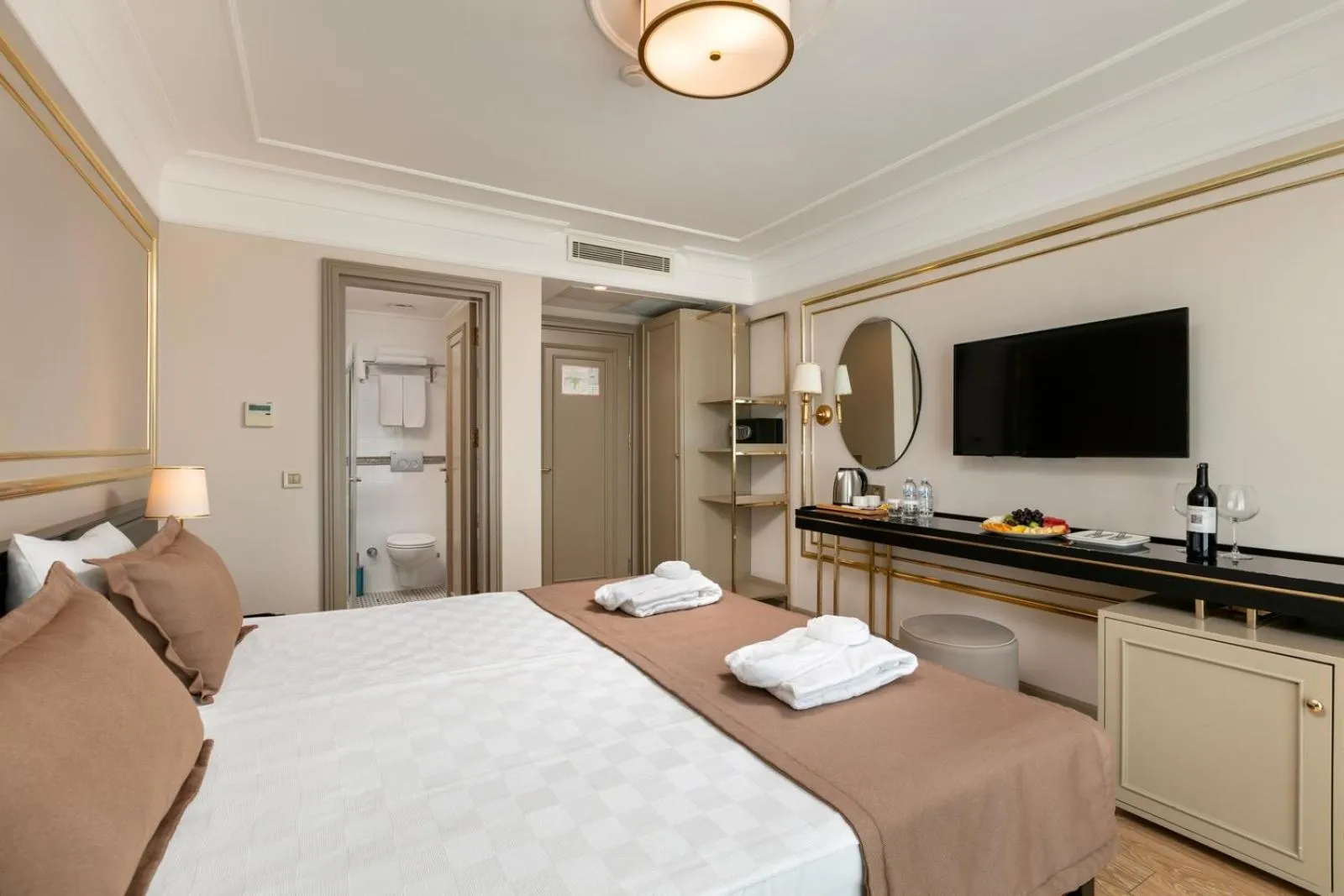 Photo of the whole room, Bed in Reo Hotel