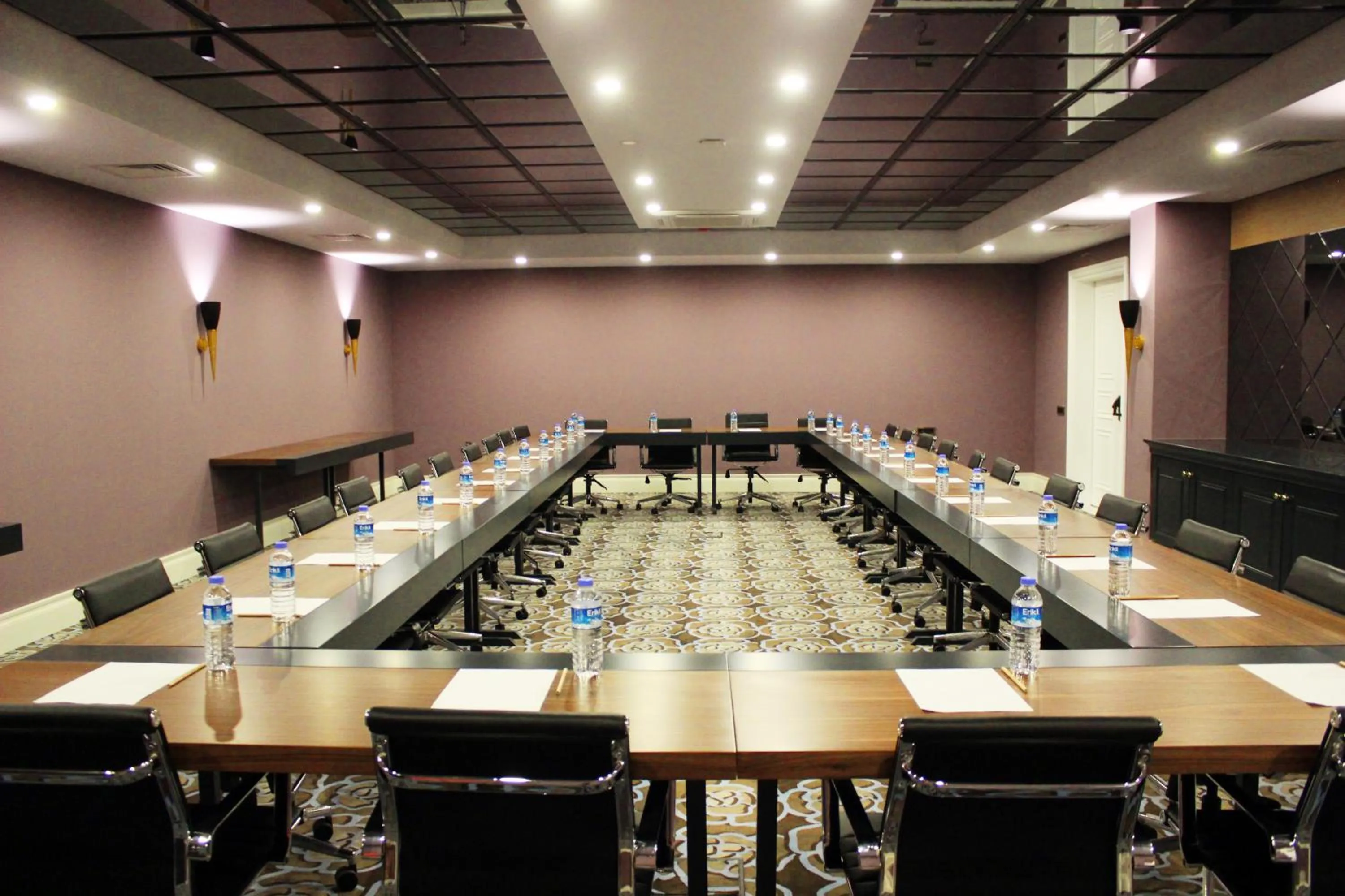 Business facilities in Reo Hotel