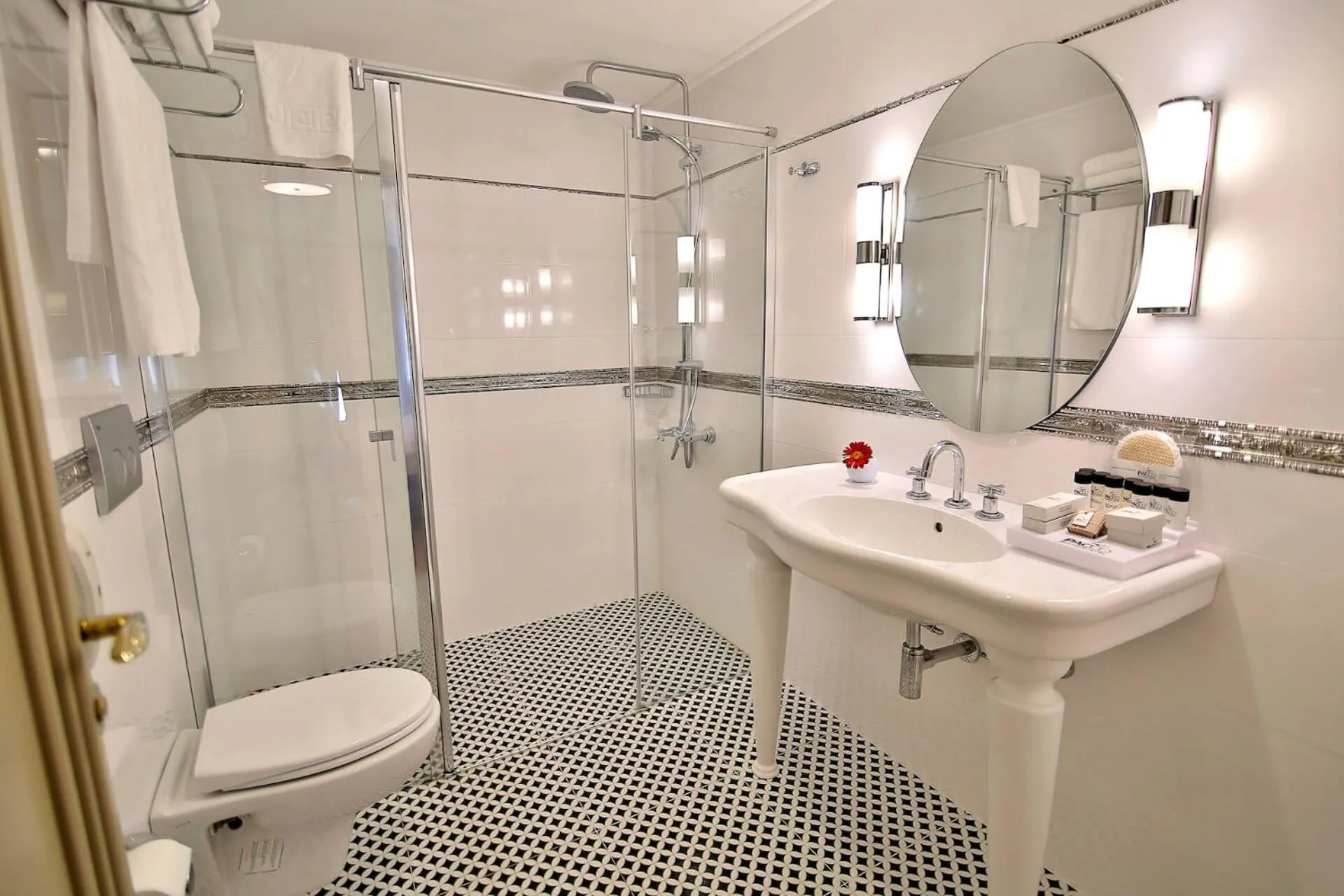 Bathroom in Reo Hotel