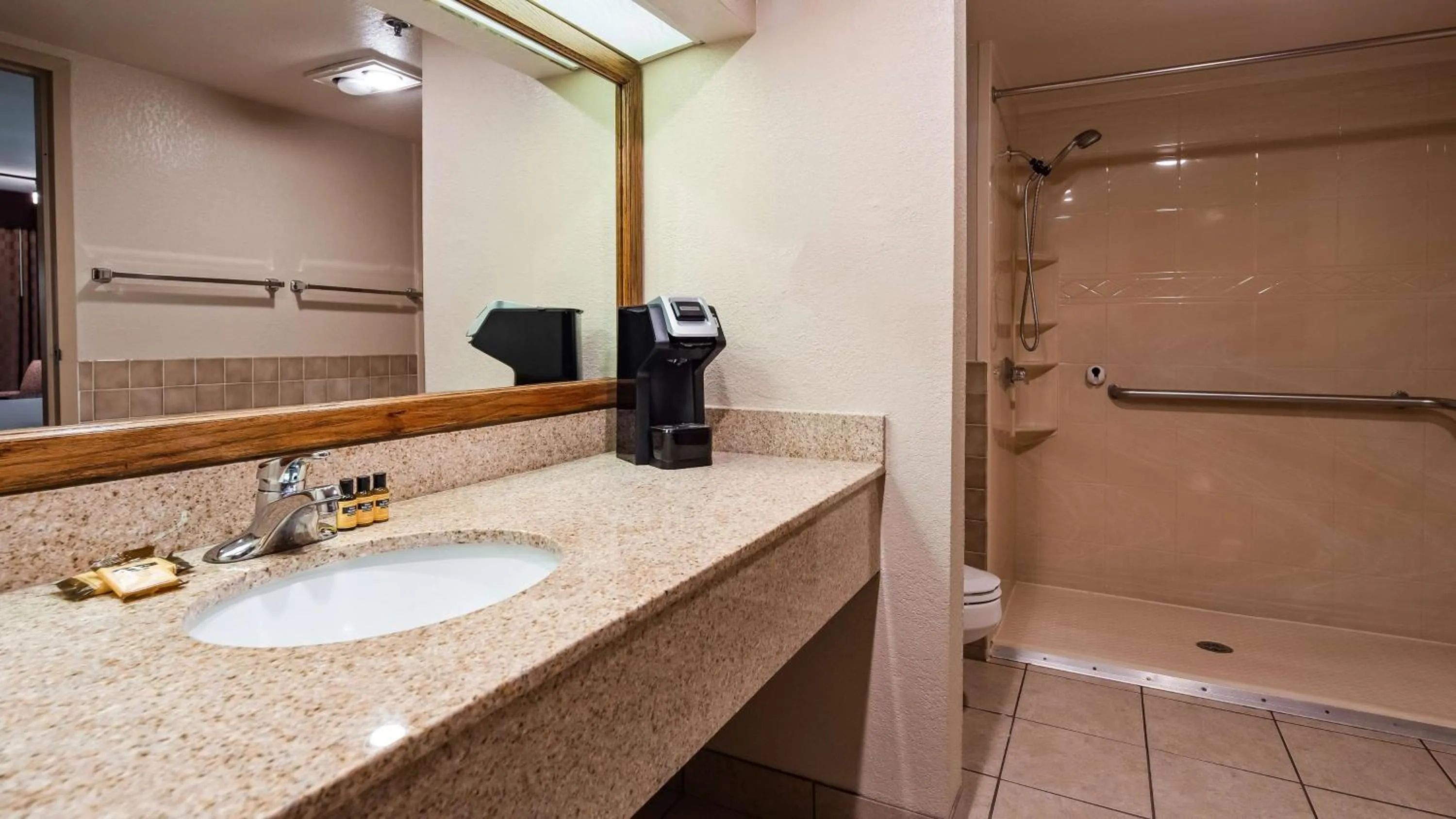 Shower in Best Western Plus Saddleback Inn and Conference Center