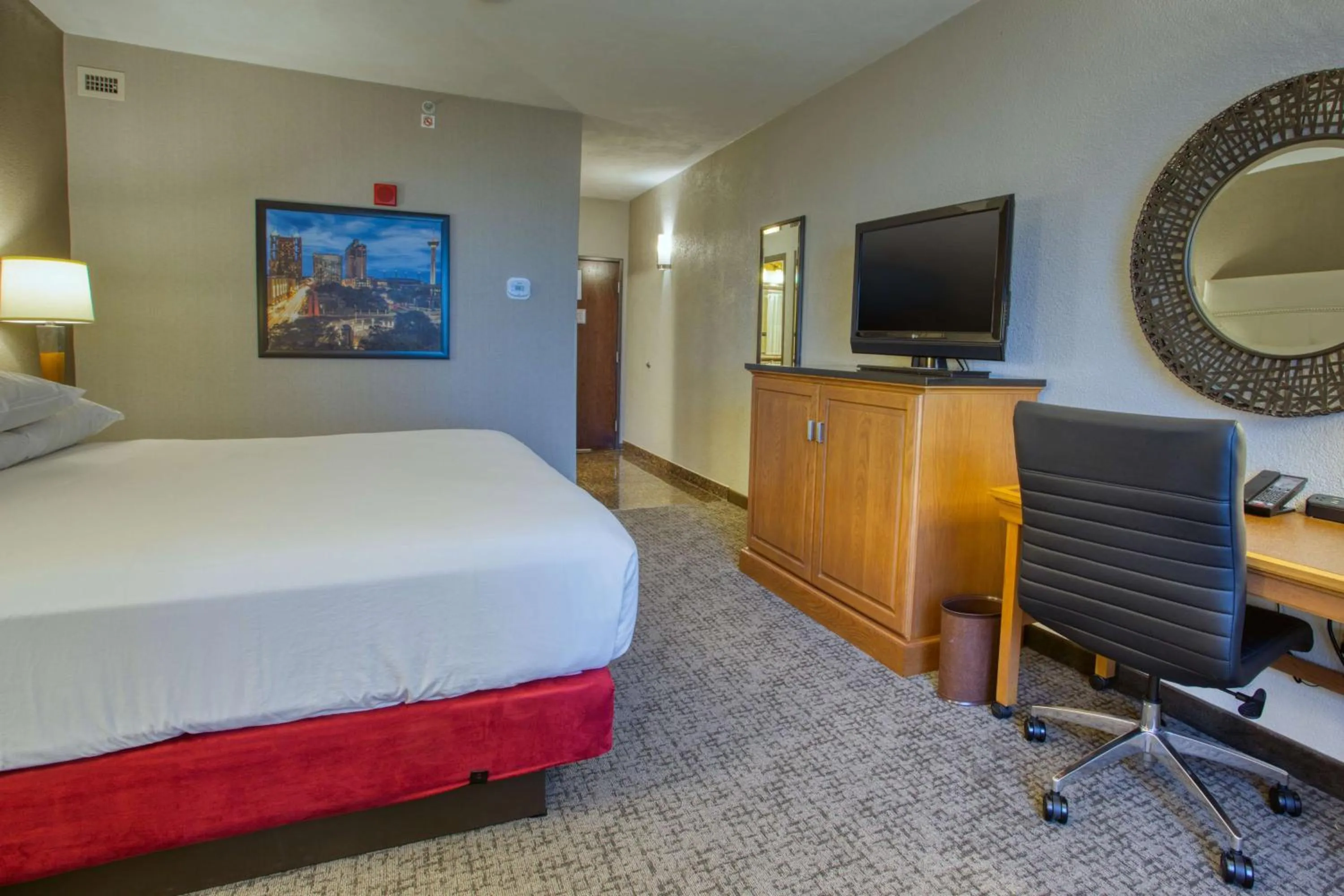 Photo of the whole room, Bed in Drury Inn & Suites San Antonio Near La Cantera
