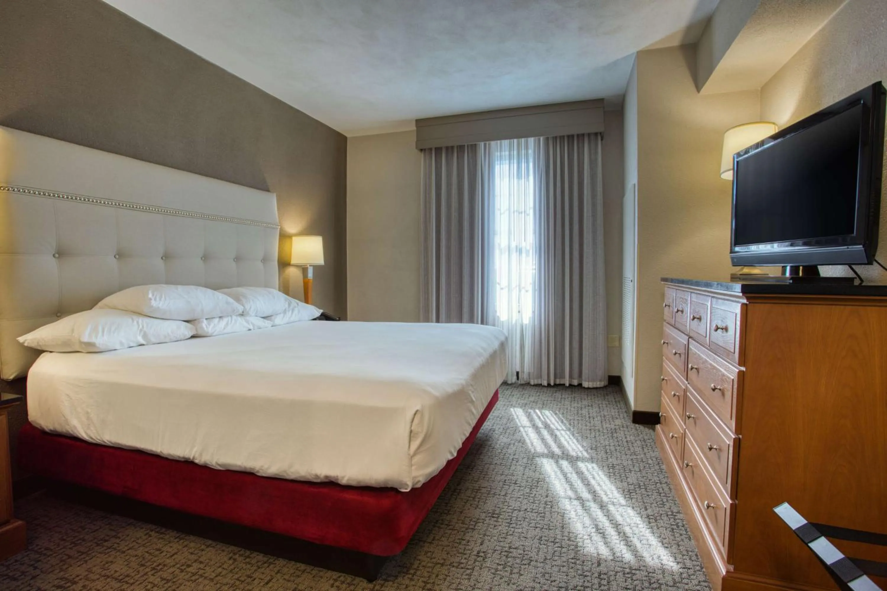 Photo of the whole room, Bed in Drury Inn & Suites San Antonio Near La Cantera