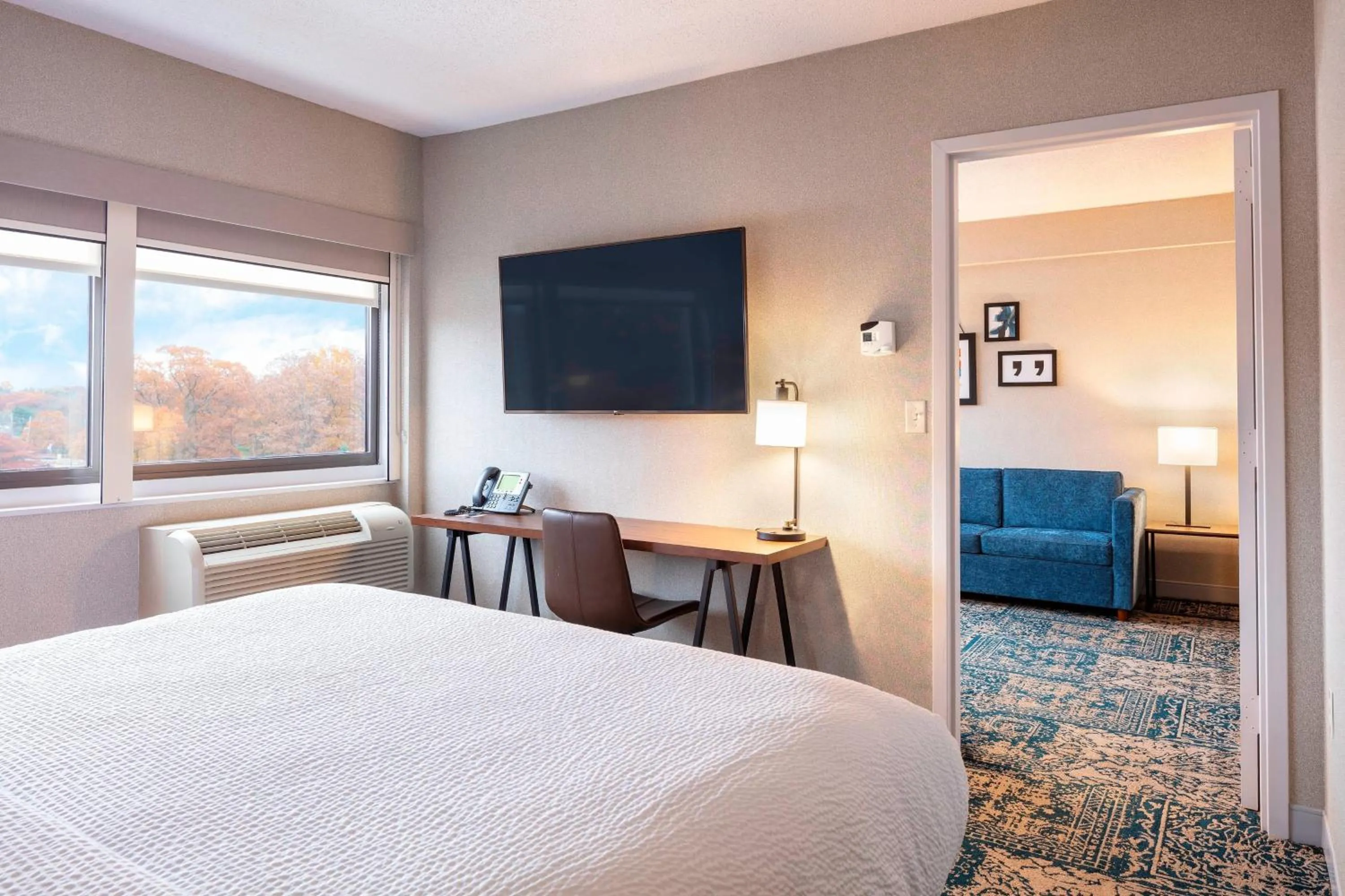 Bedroom, Bed in Four Points by Sheraton Norwood Conference Center