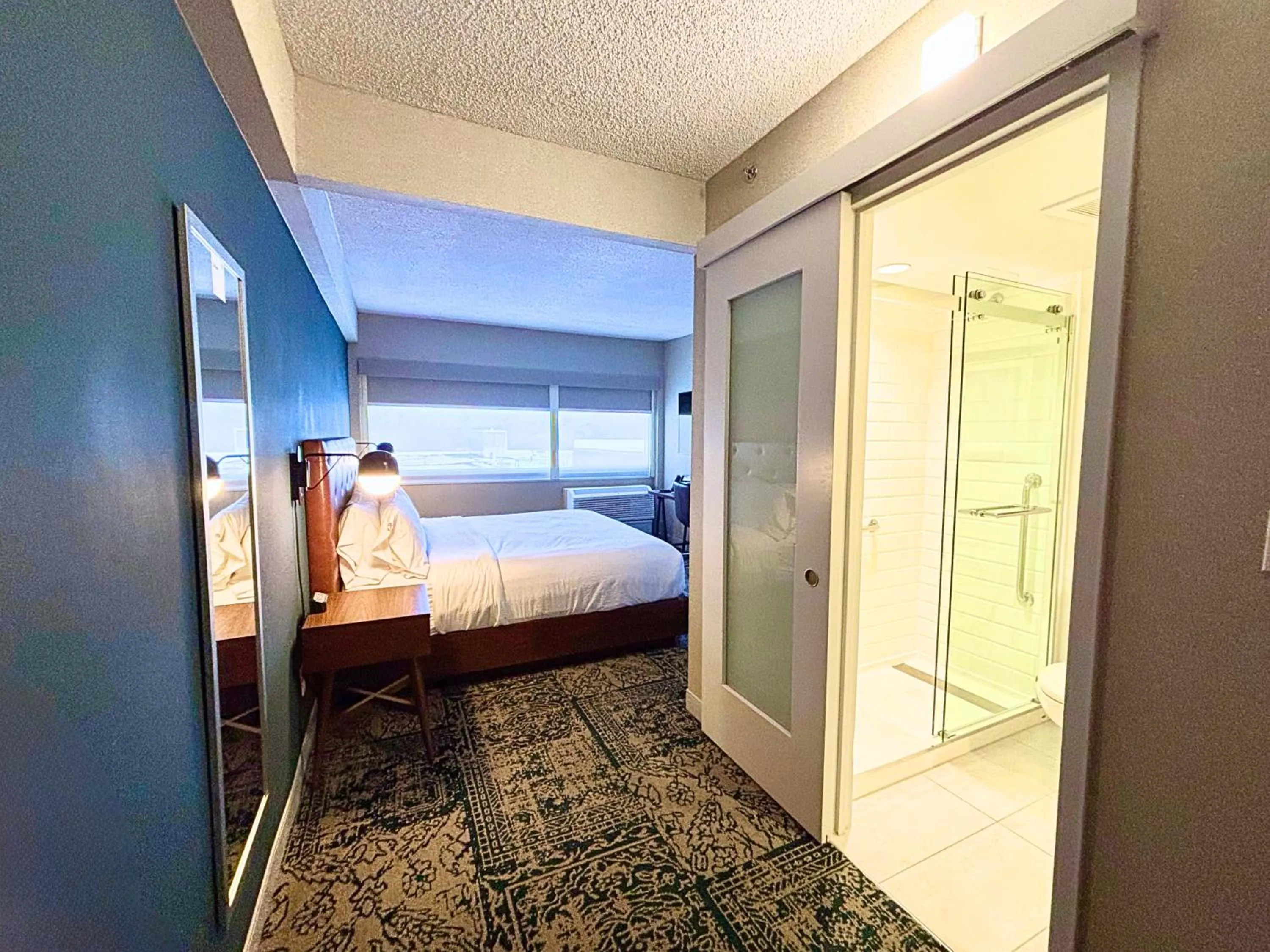 Shower, Bed in Four Points by Sheraton Norwood Conference Center