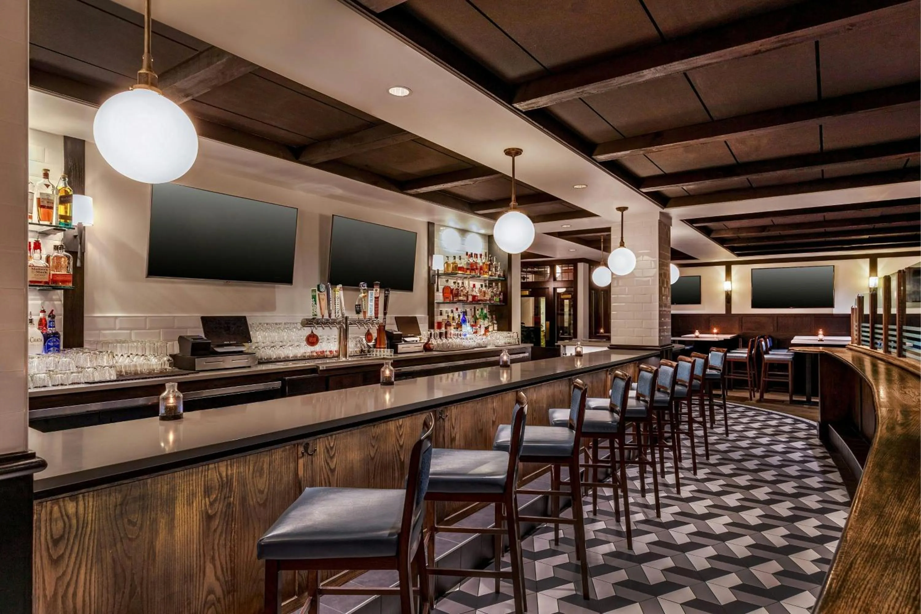 Lounge or bar in Four Points by Sheraton Norwood Conference Center