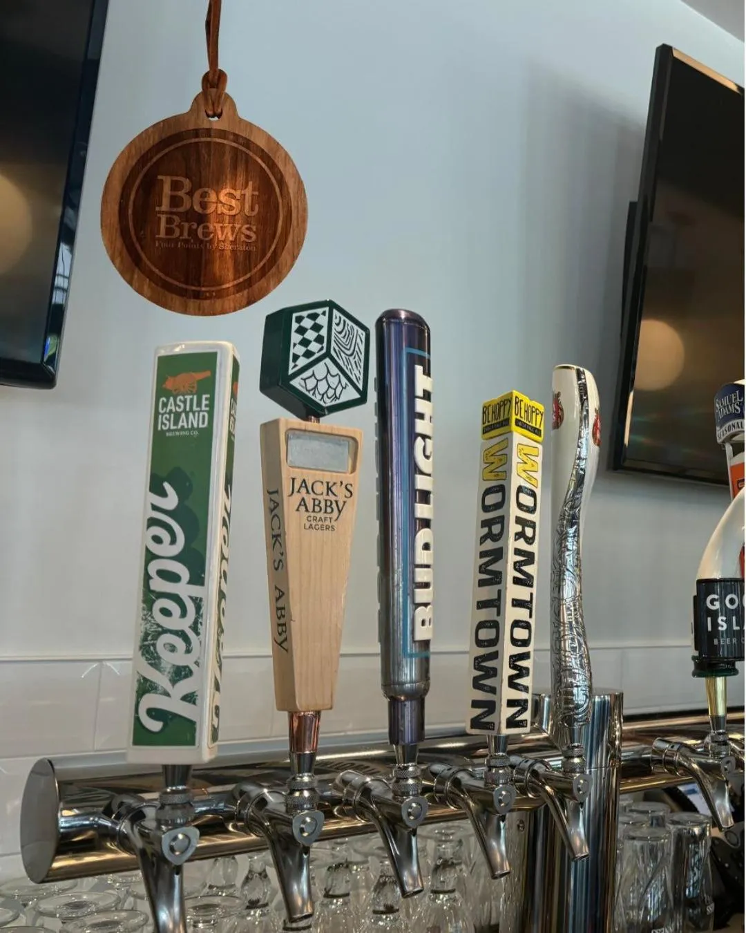 Lounge or bar in Four Points by Sheraton Norwood Conference Center