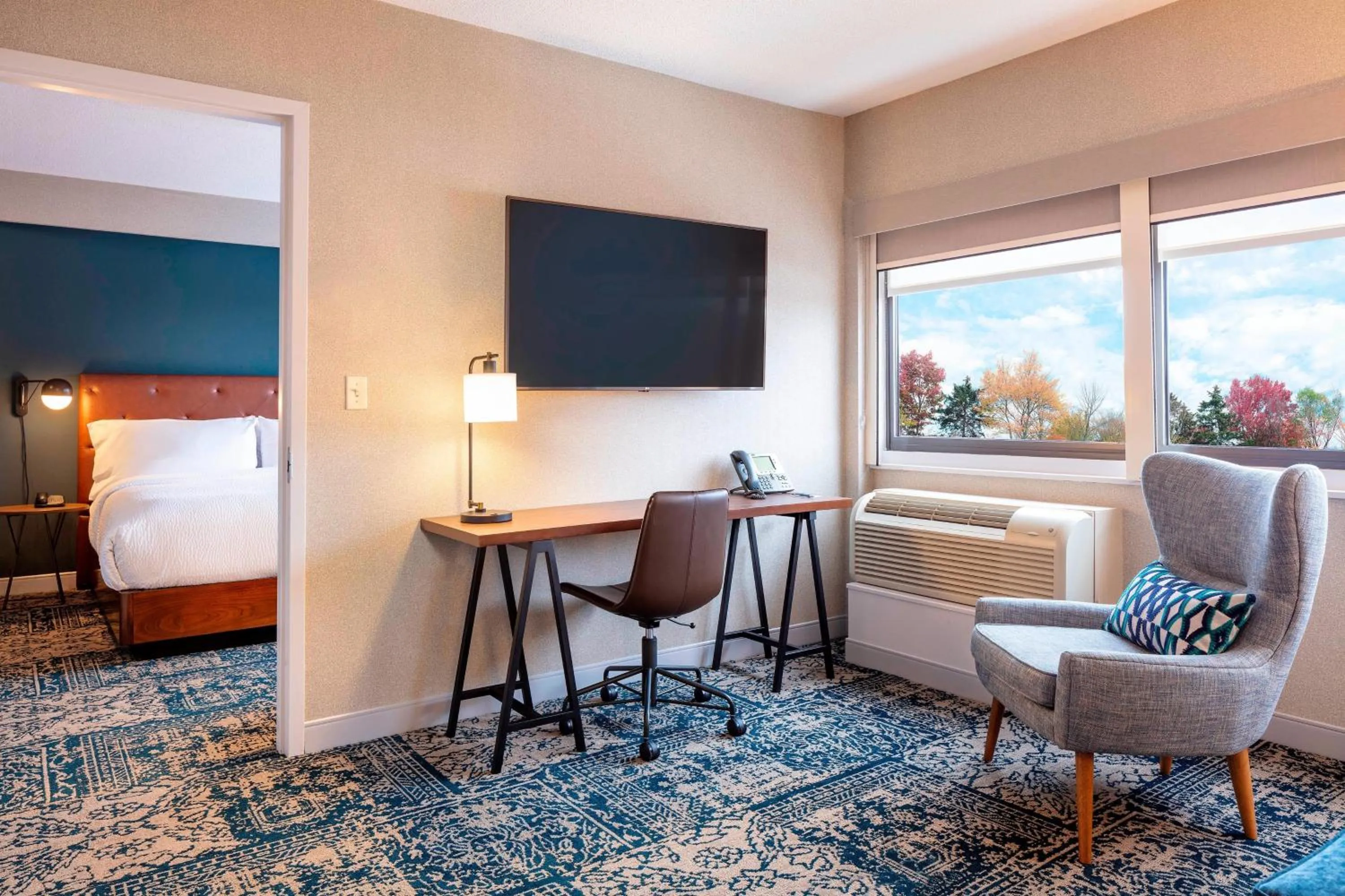 Bedroom, Bed in Four Points by Sheraton Norwood Conference Center