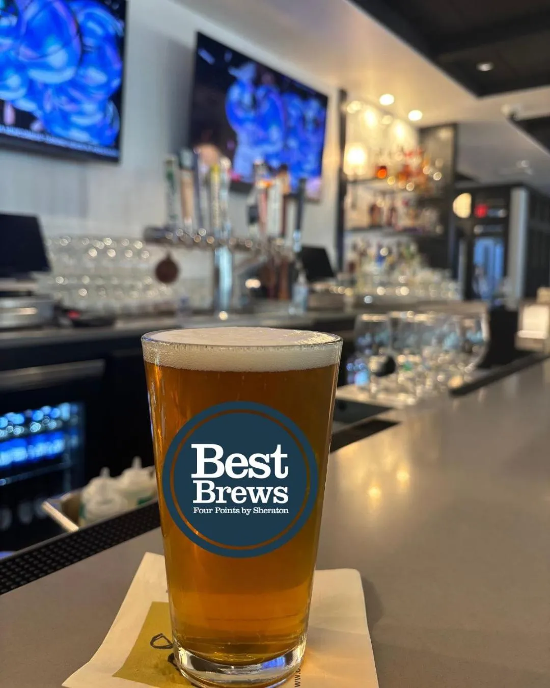 Lounge or bar in Four Points by Sheraton Norwood Conference Center