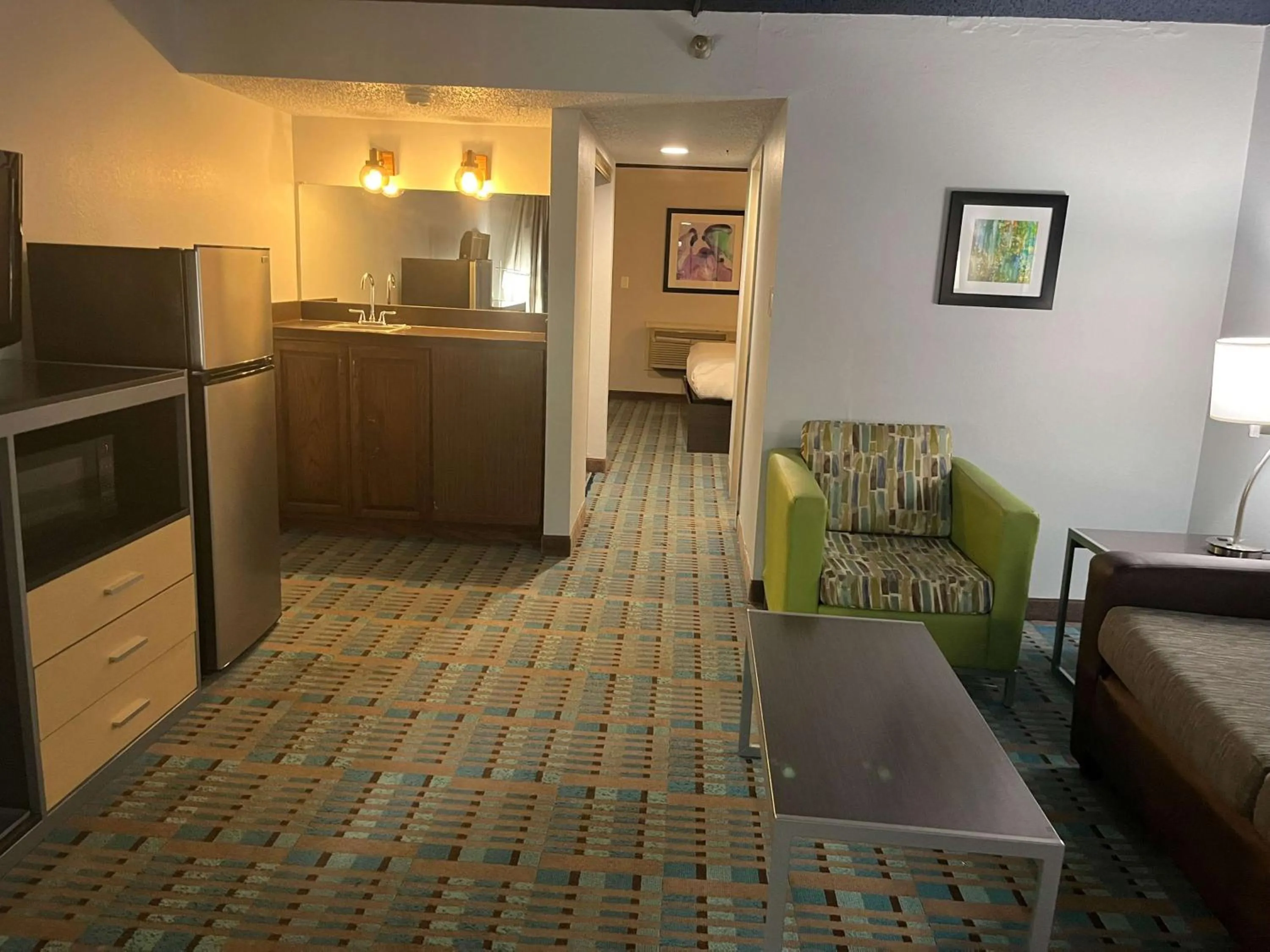 Photo of the whole room in Studio 6 Amarillo, TX West Medical Center