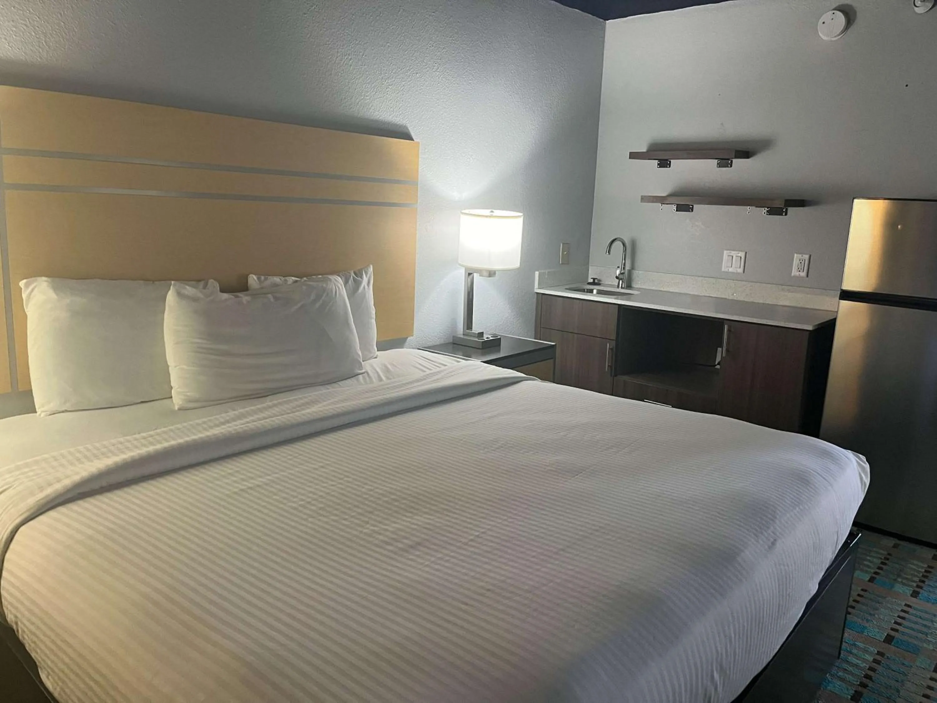 Photo of the whole room, Bed in Studio 6 Amarillo, TX West Medical Center