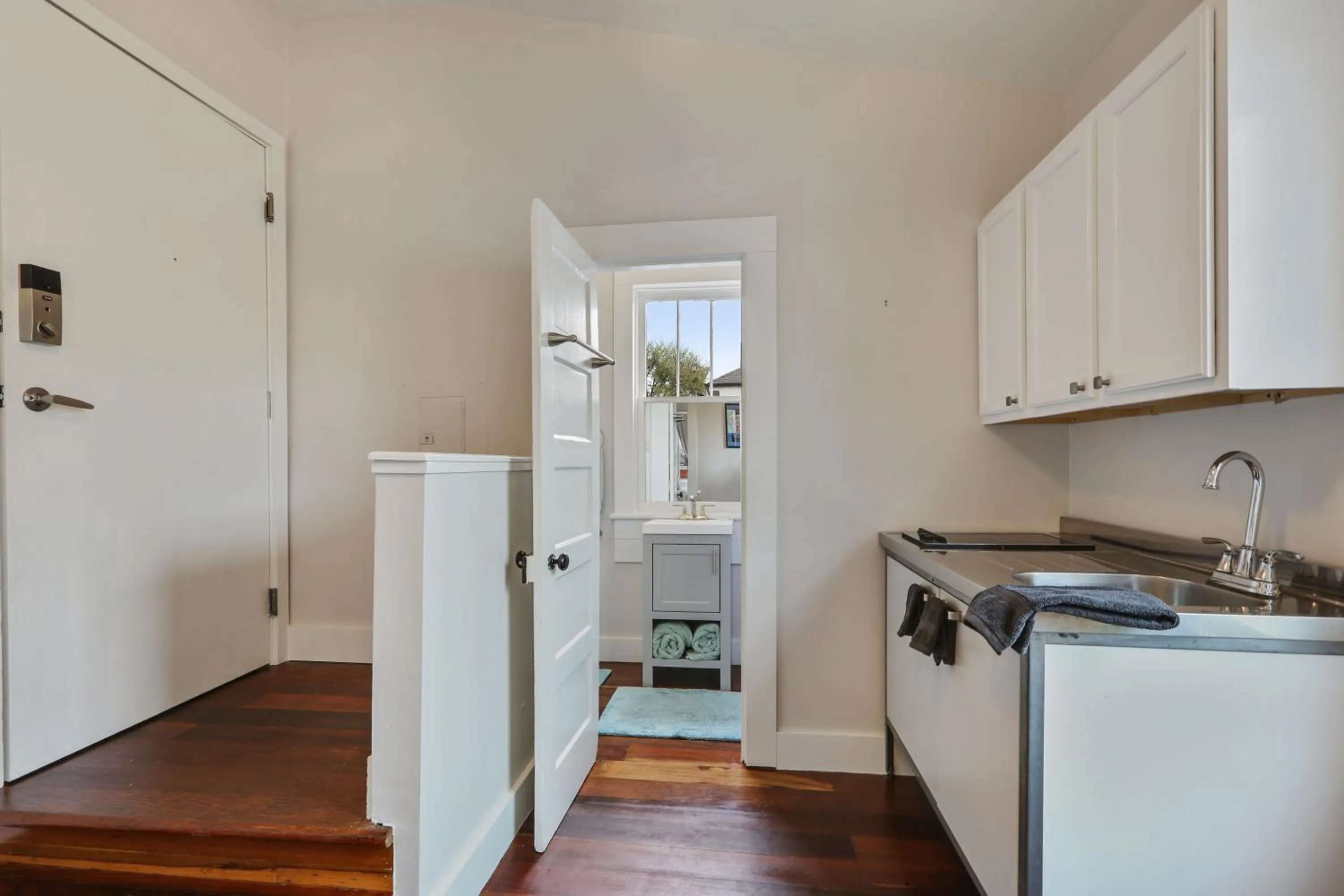 Bathroom in Freret Apartments near Streetcar & Tulane