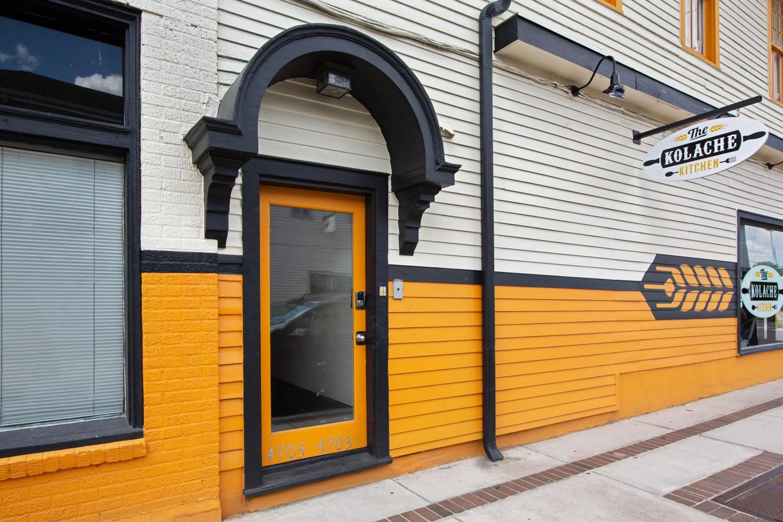 Facade/entrance in Freret Apartments near Streetcar & Tulane