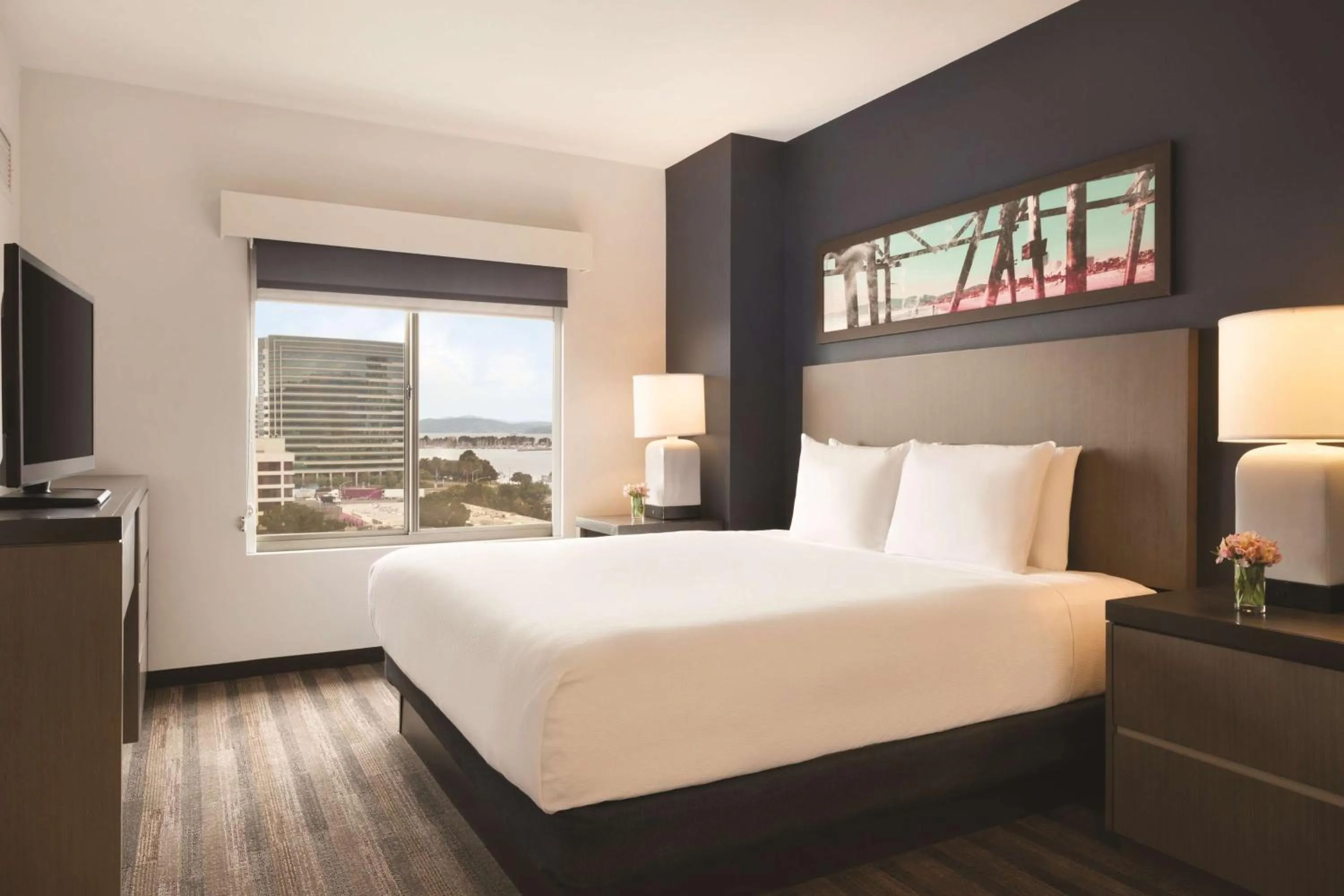 Photo of the whole room, Bed in Hyatt House Emeryville