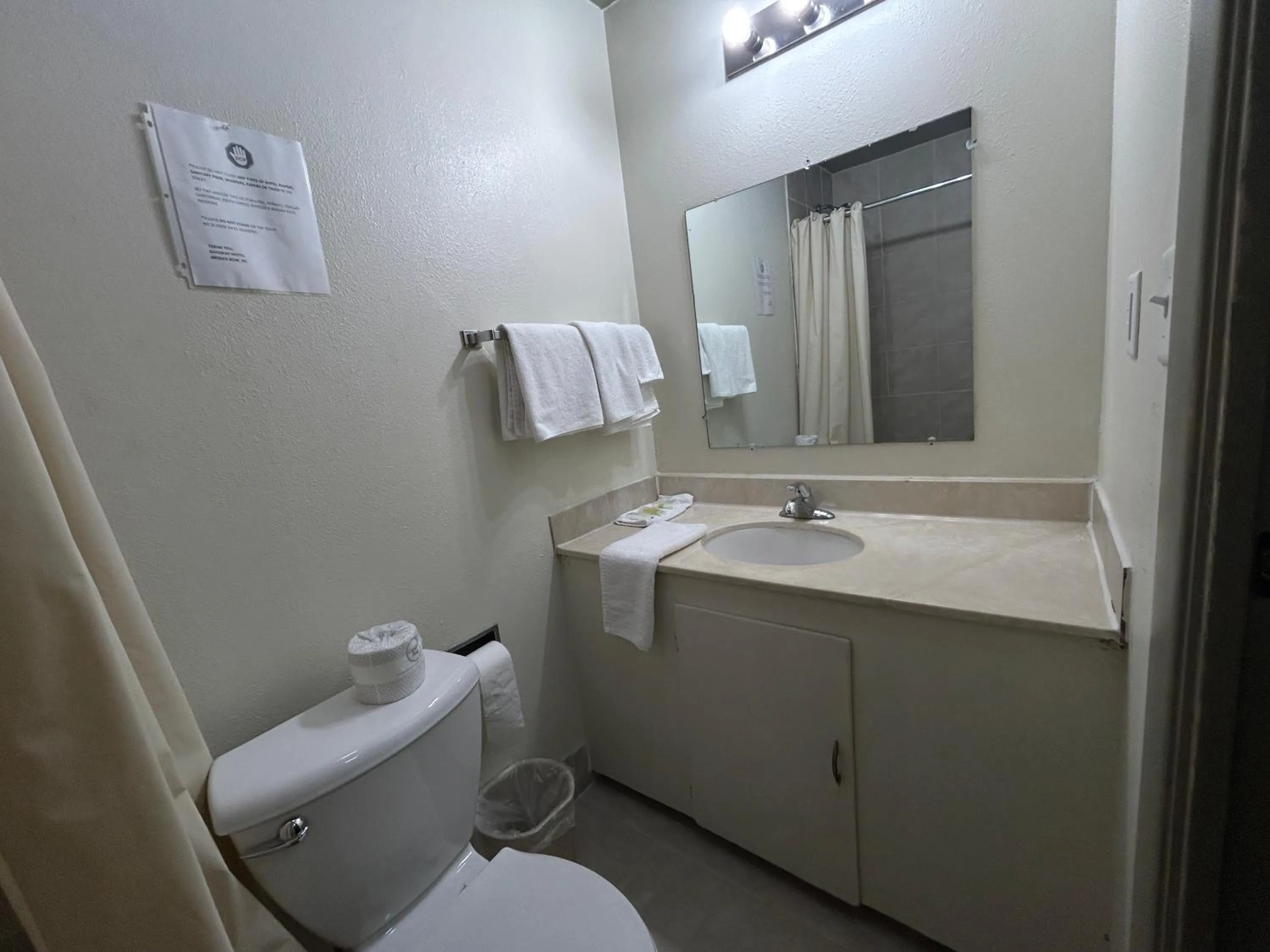 Bathroom in Gateaway Motel Broken Bow NE