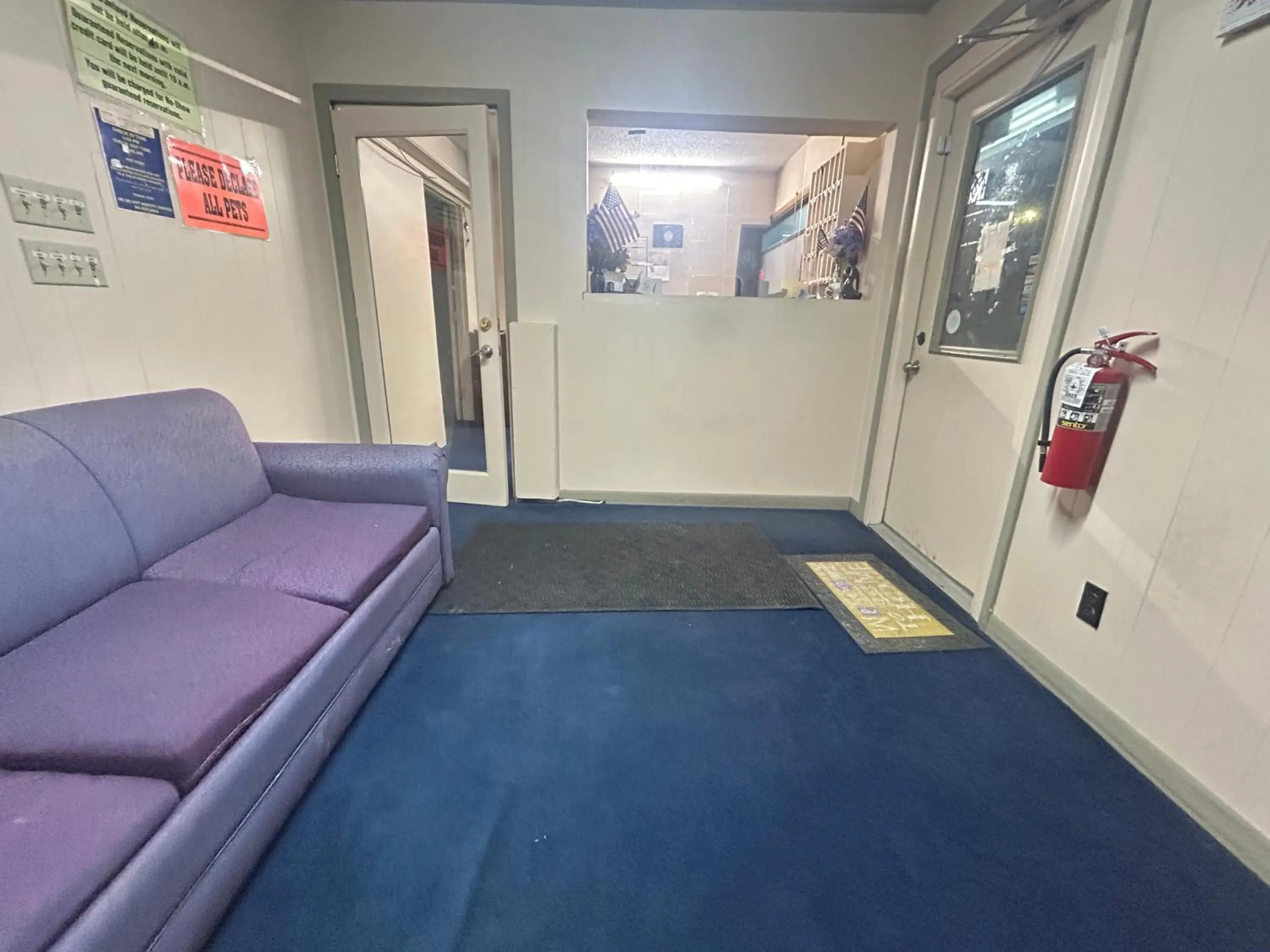 Seating area in Gateaway Motel Broken Bow NE