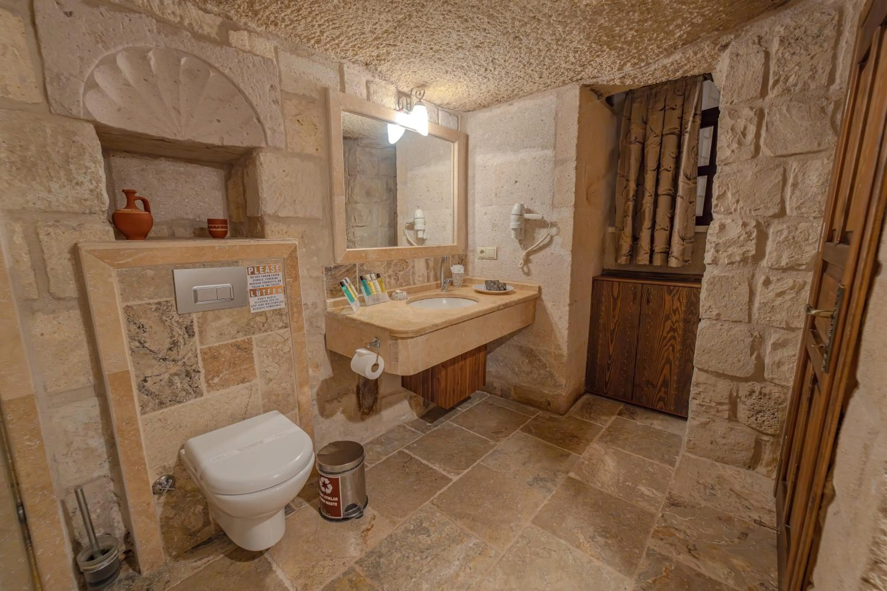 Toilet in Zara Cave Hotel