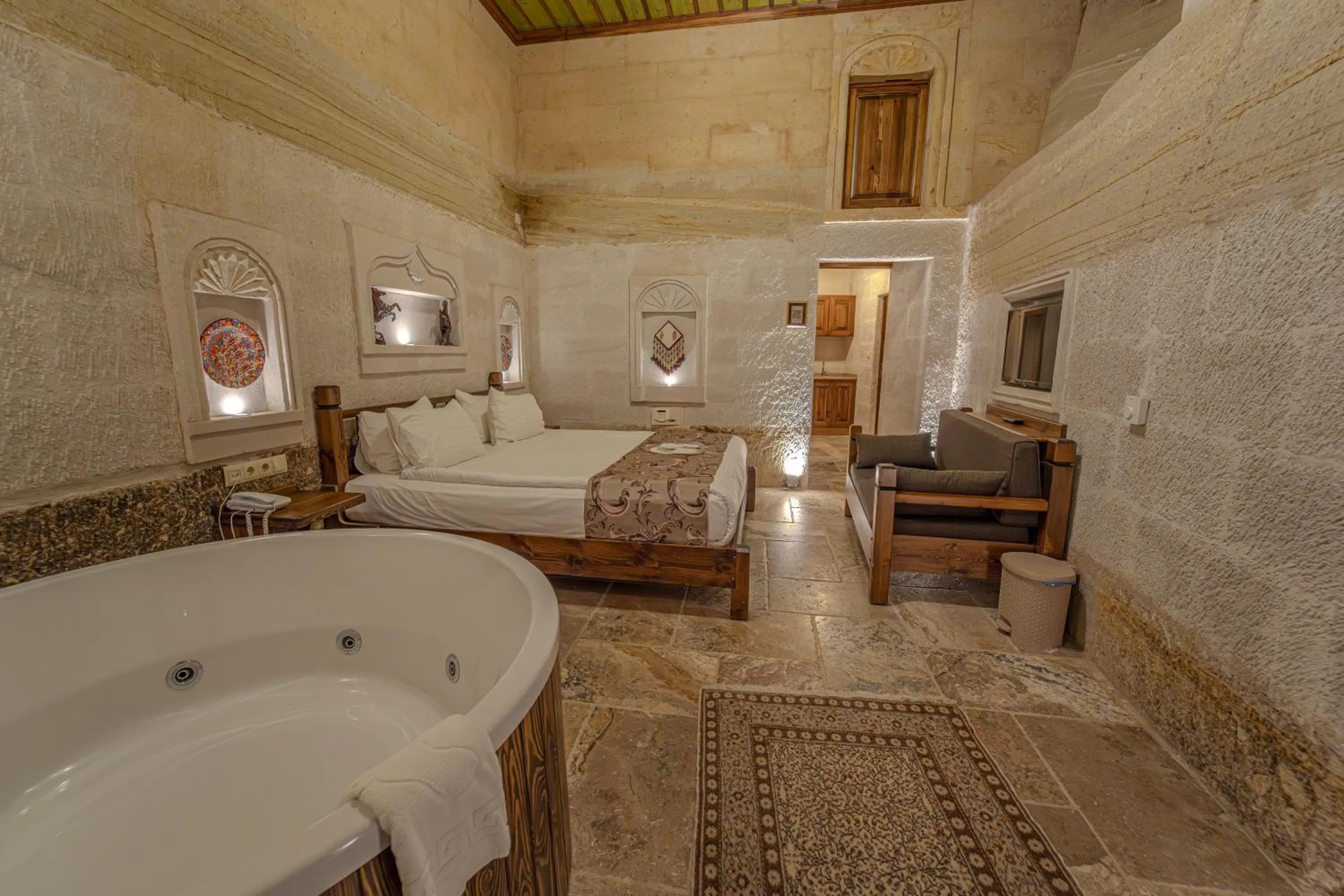 Hot Tub, Bed in Zara Cave Hotel