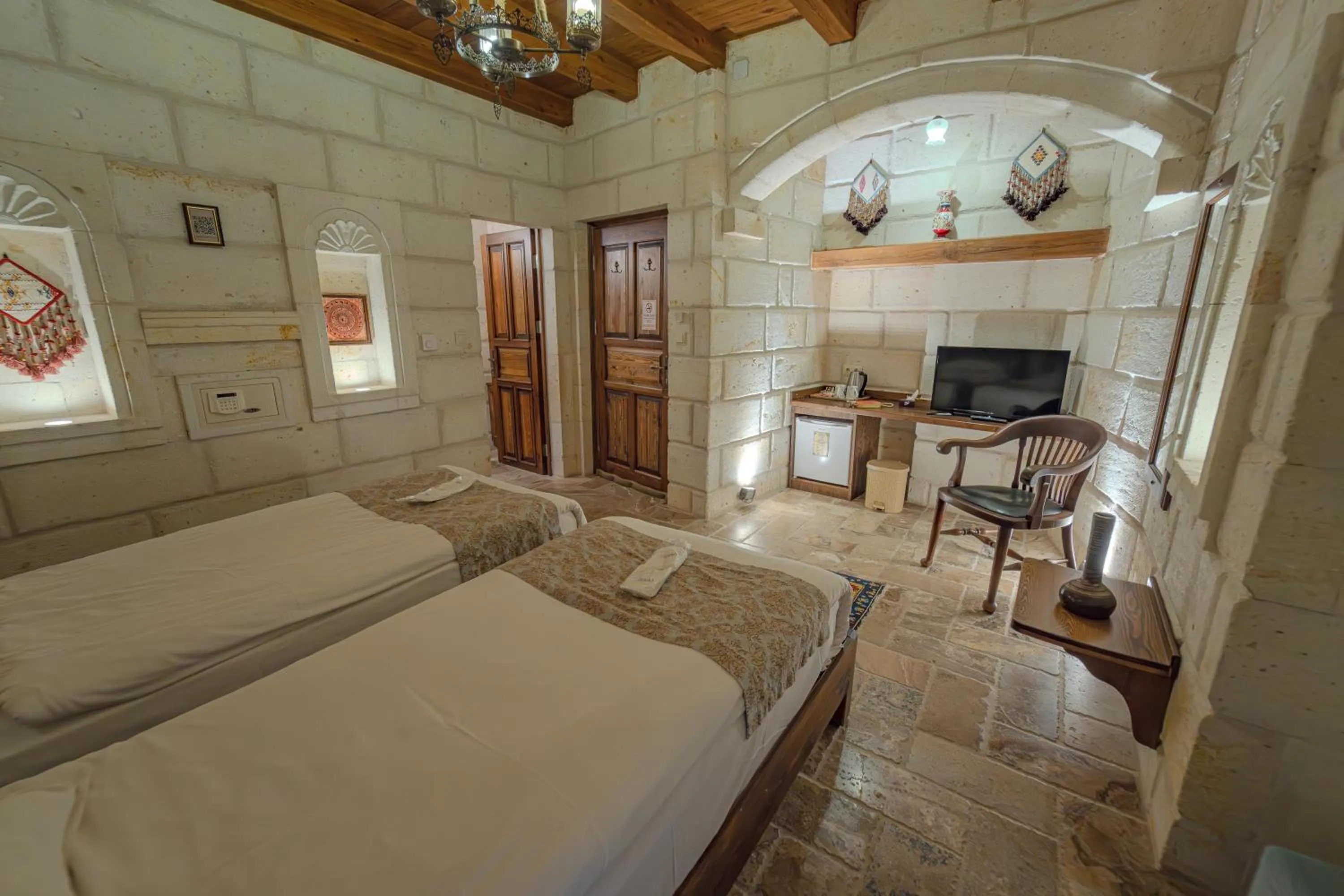 Communal lounge/ TV room, Bed in Zara Cave Hotel