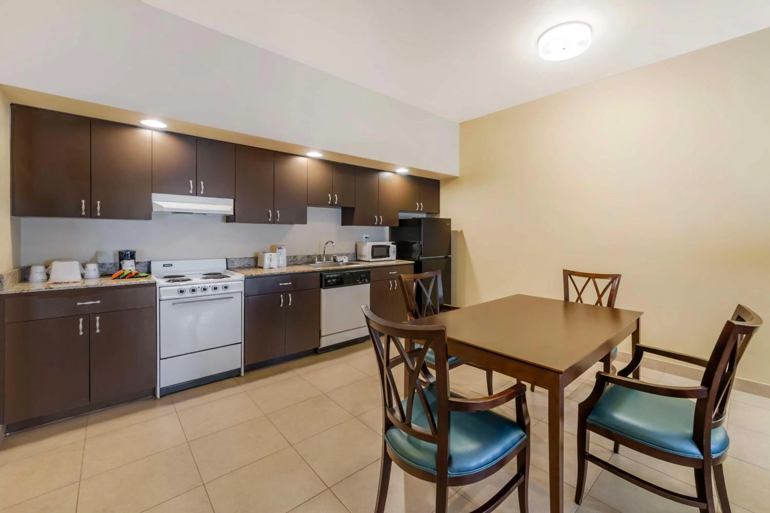 Bedroom in Best Western Naples Plaza Hotel