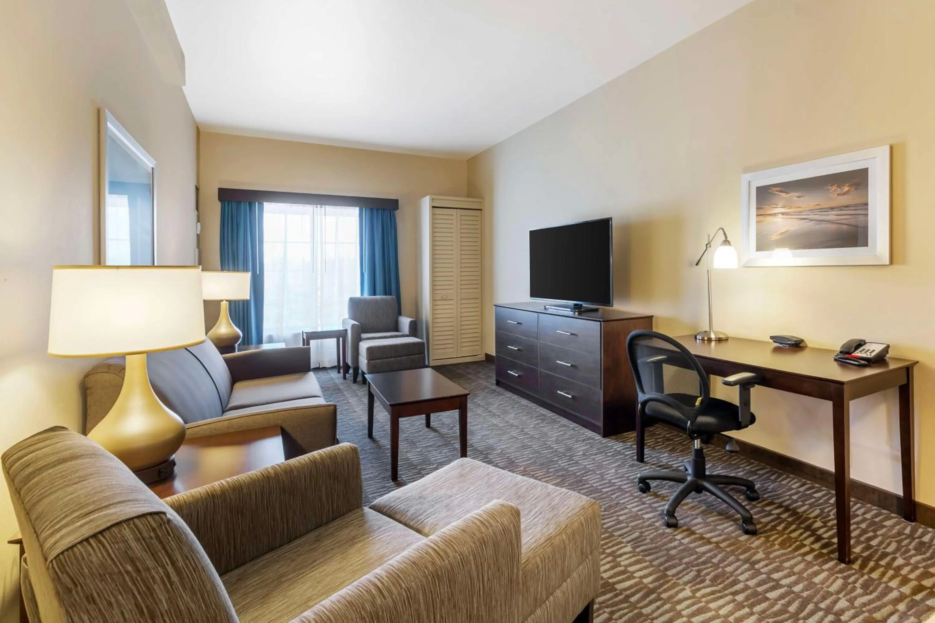 Bedroom in Best Western Naples Plaza Hotel
