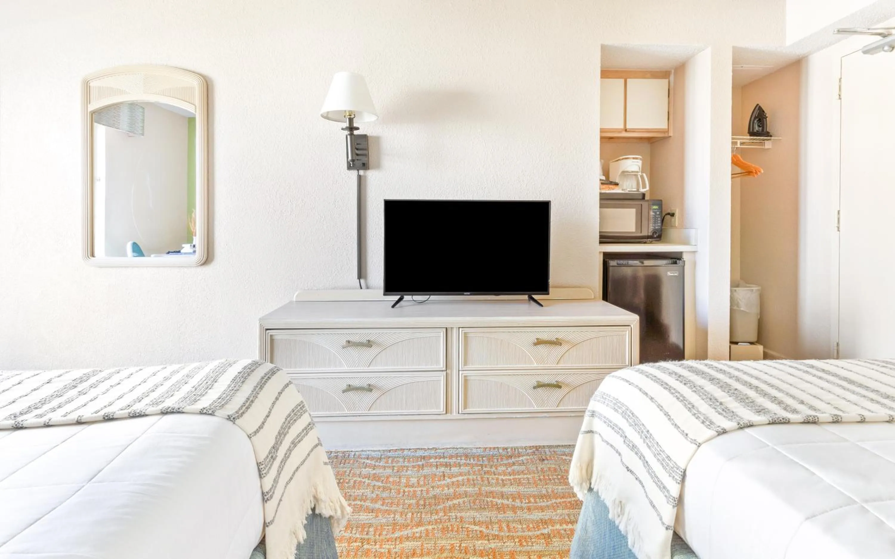 TV and multimedia in Sandcastle Oceanfront Resort at the Pavilion