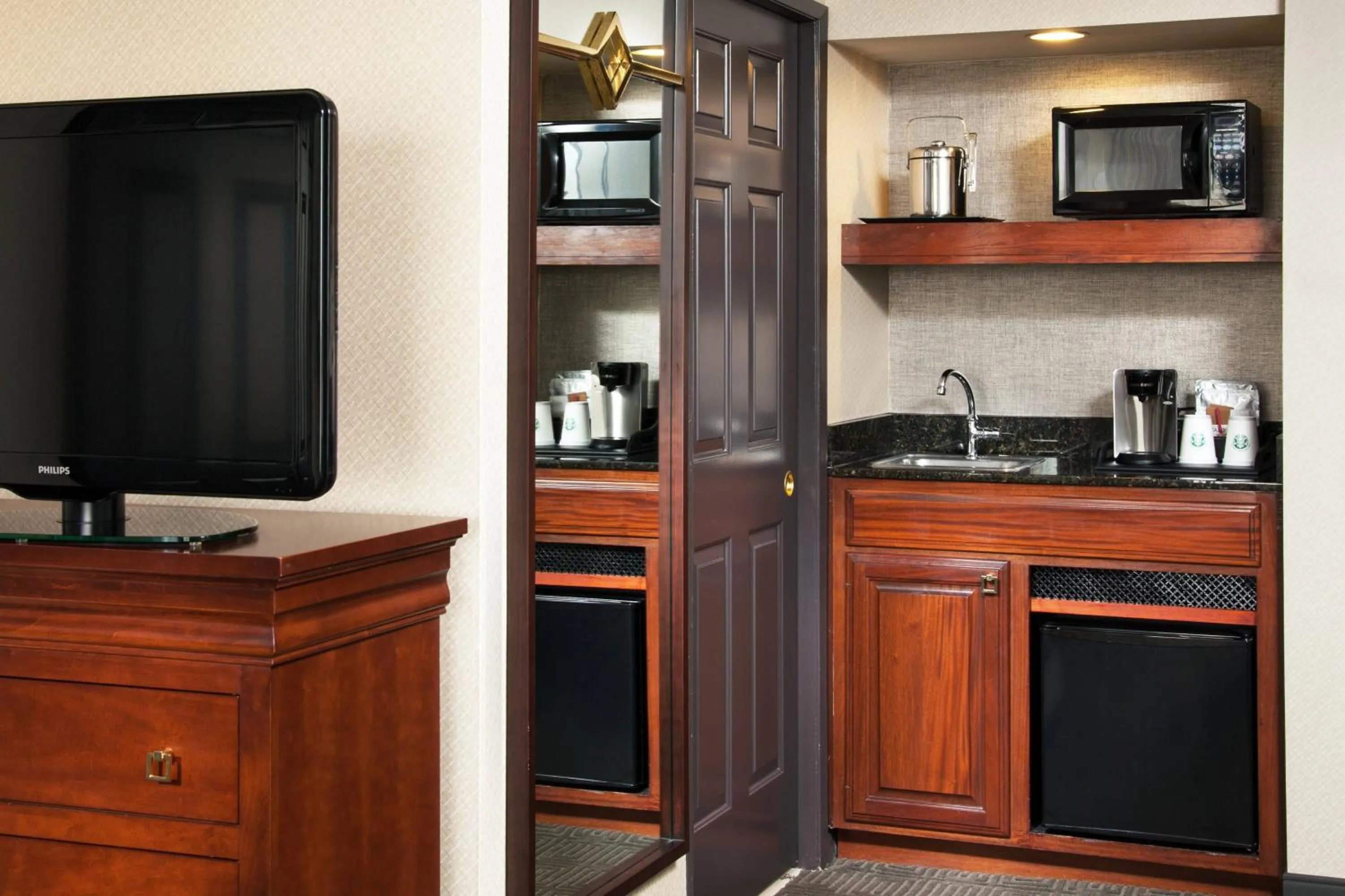 Lounge or bar in Sheraton Fairplex Suites & Conference Center