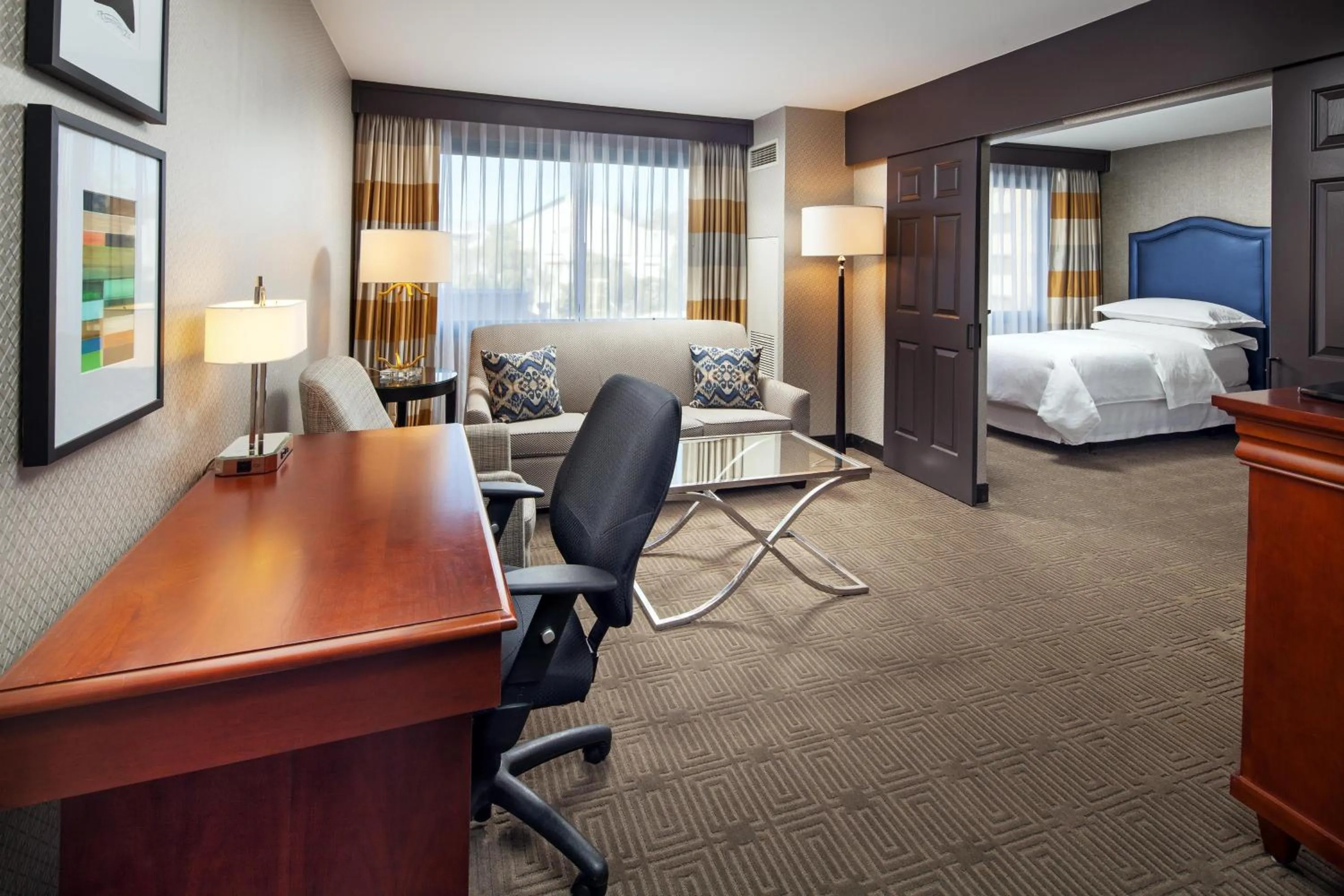 Bedroom, Bed in Sheraton Fairplex Suites & Conference Center