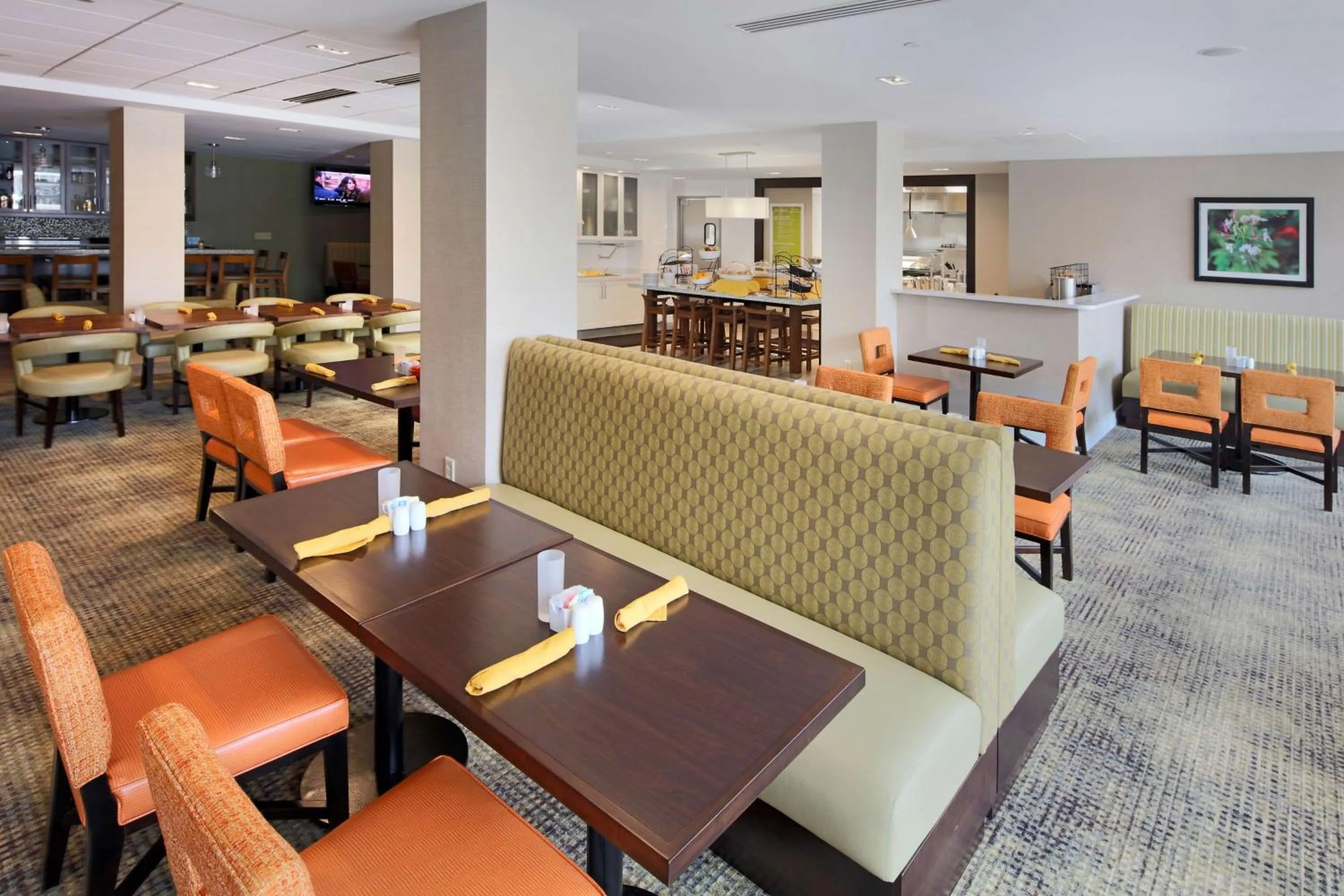 Dining area in Hilton Garden Inn Reagan National Airport