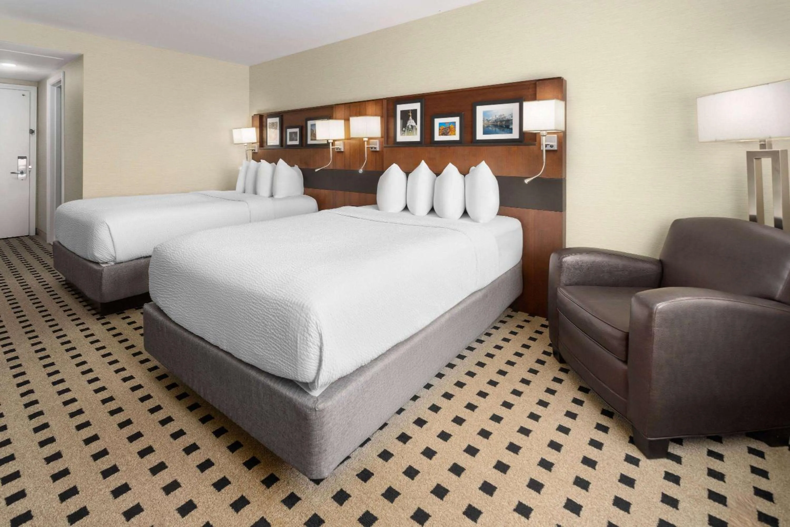 Photo of the whole room, Bed in Penn Harris Hotel Harrisburg, Trademark by Wyndham