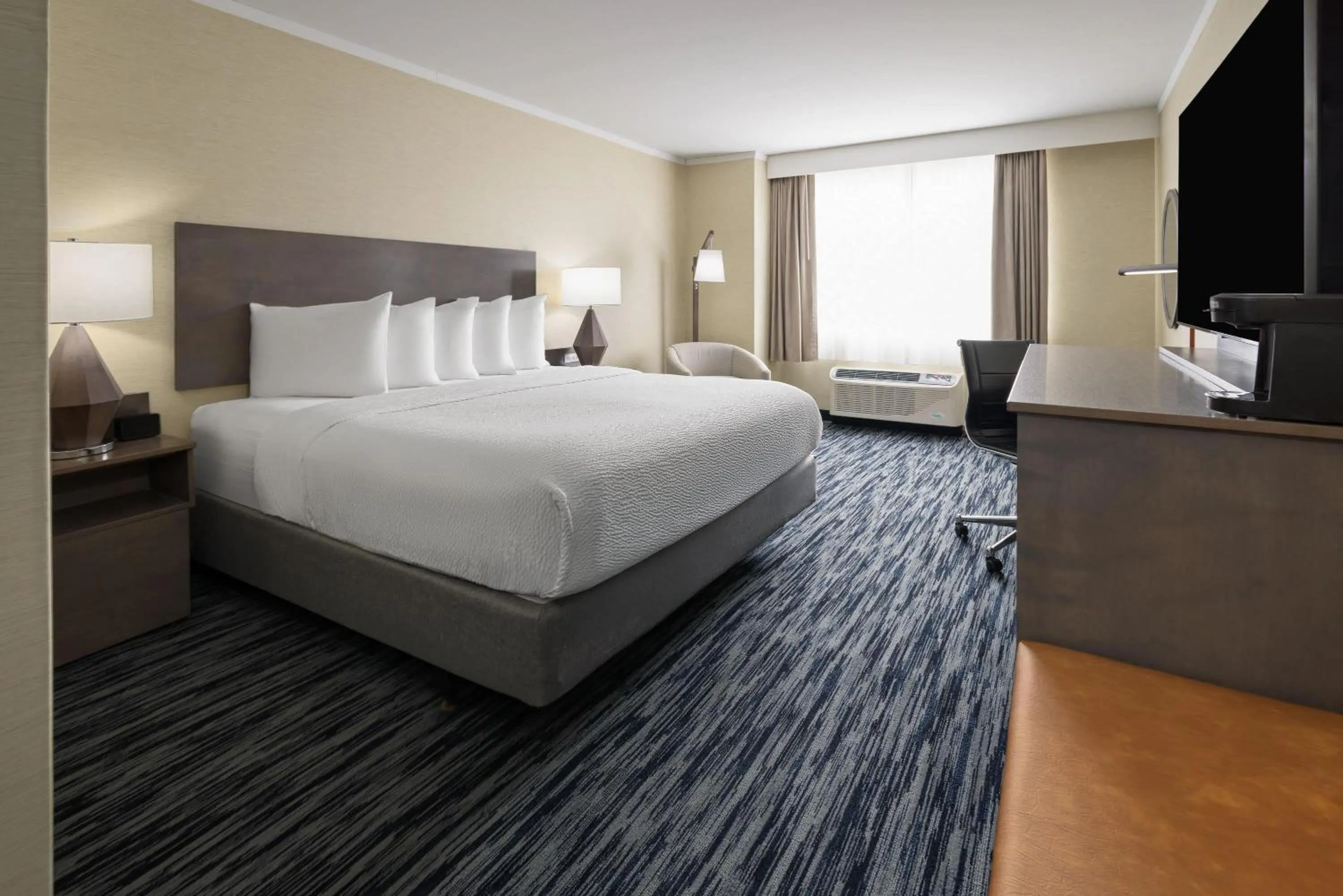 Photo of the whole room, Bed in Penn Harris Hotel Harrisburg, Trademark by Wyndham