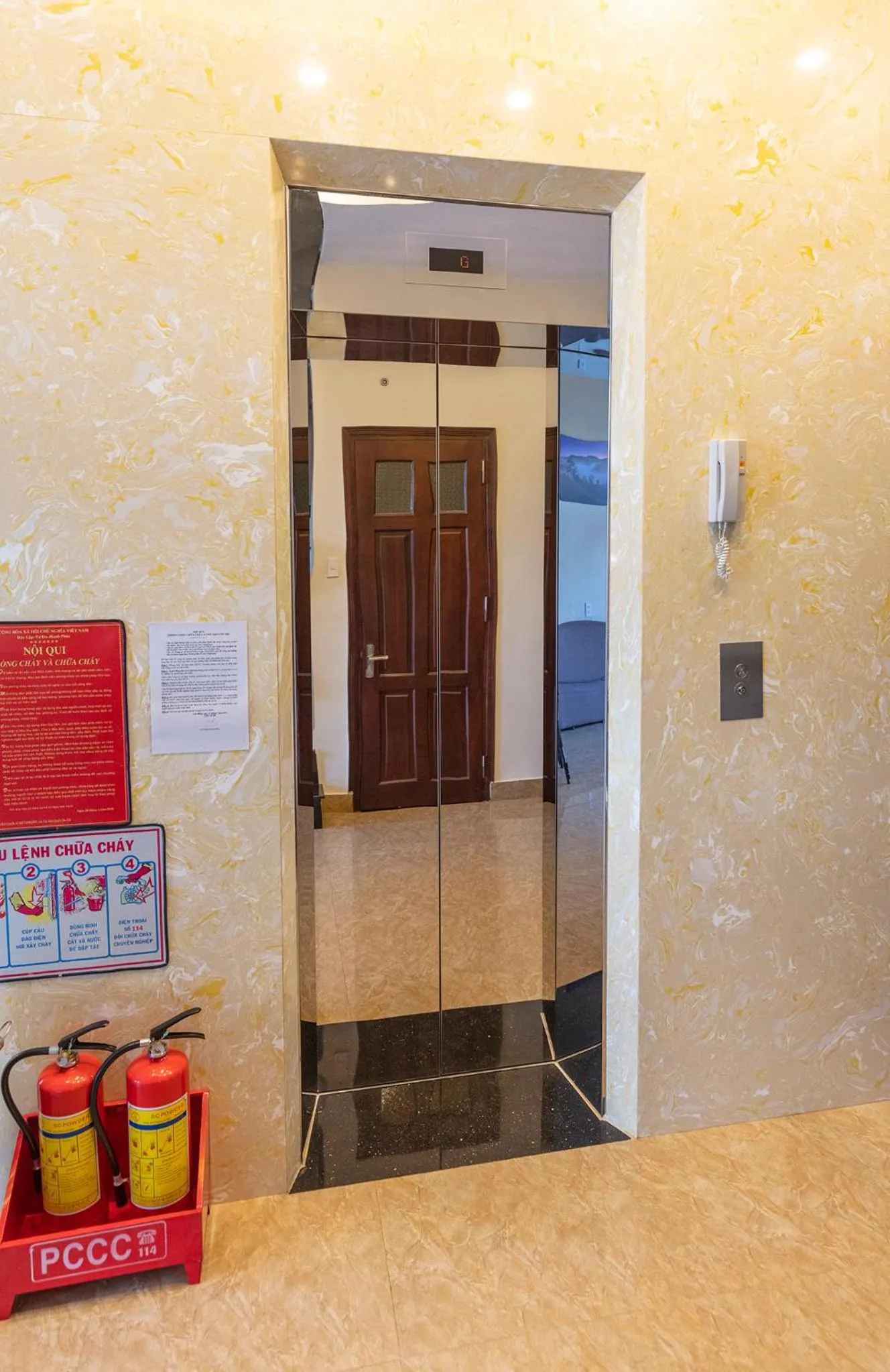 elevator in Huyền 179