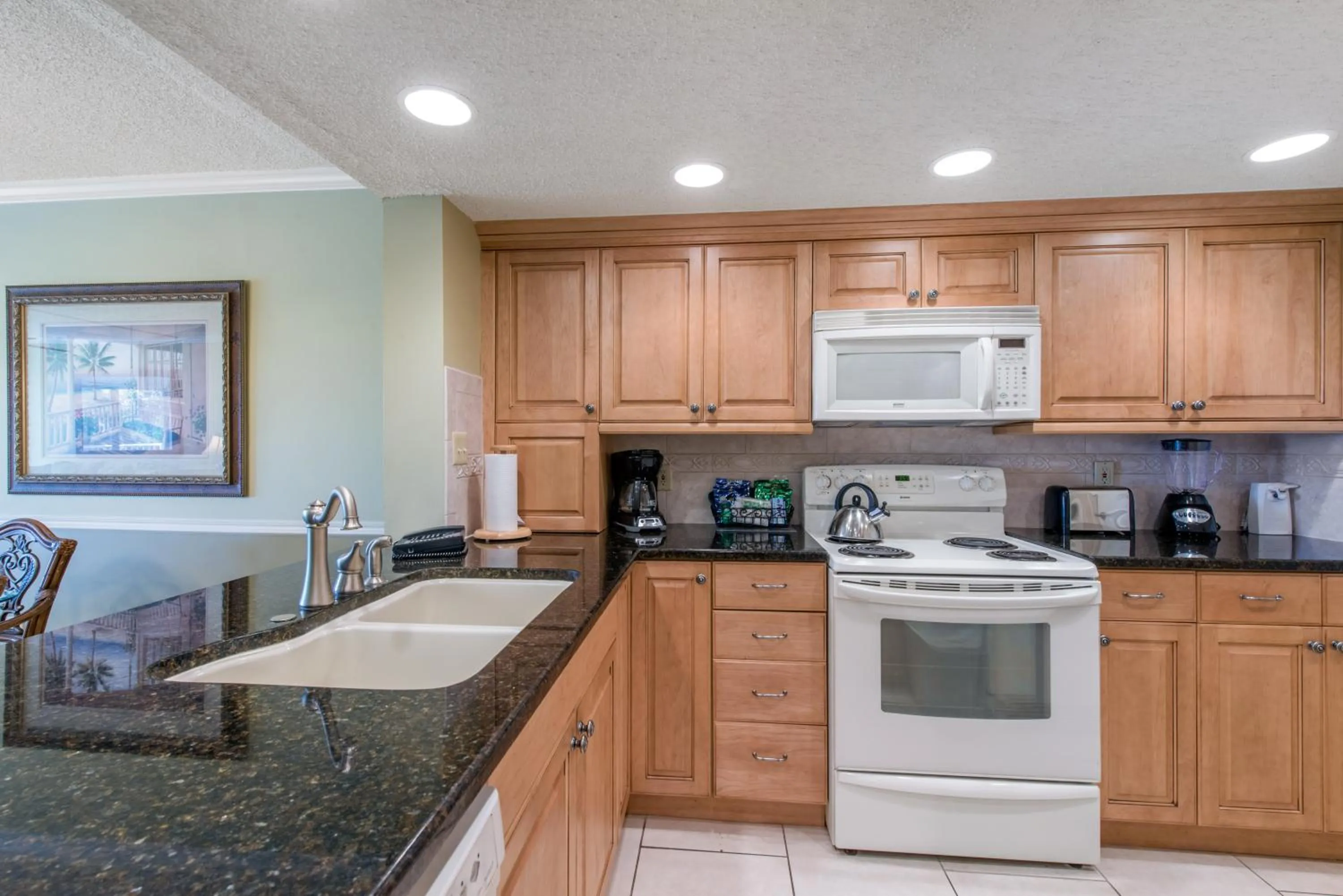 Kitchen or kitchenette in Villas Of Amelia Island