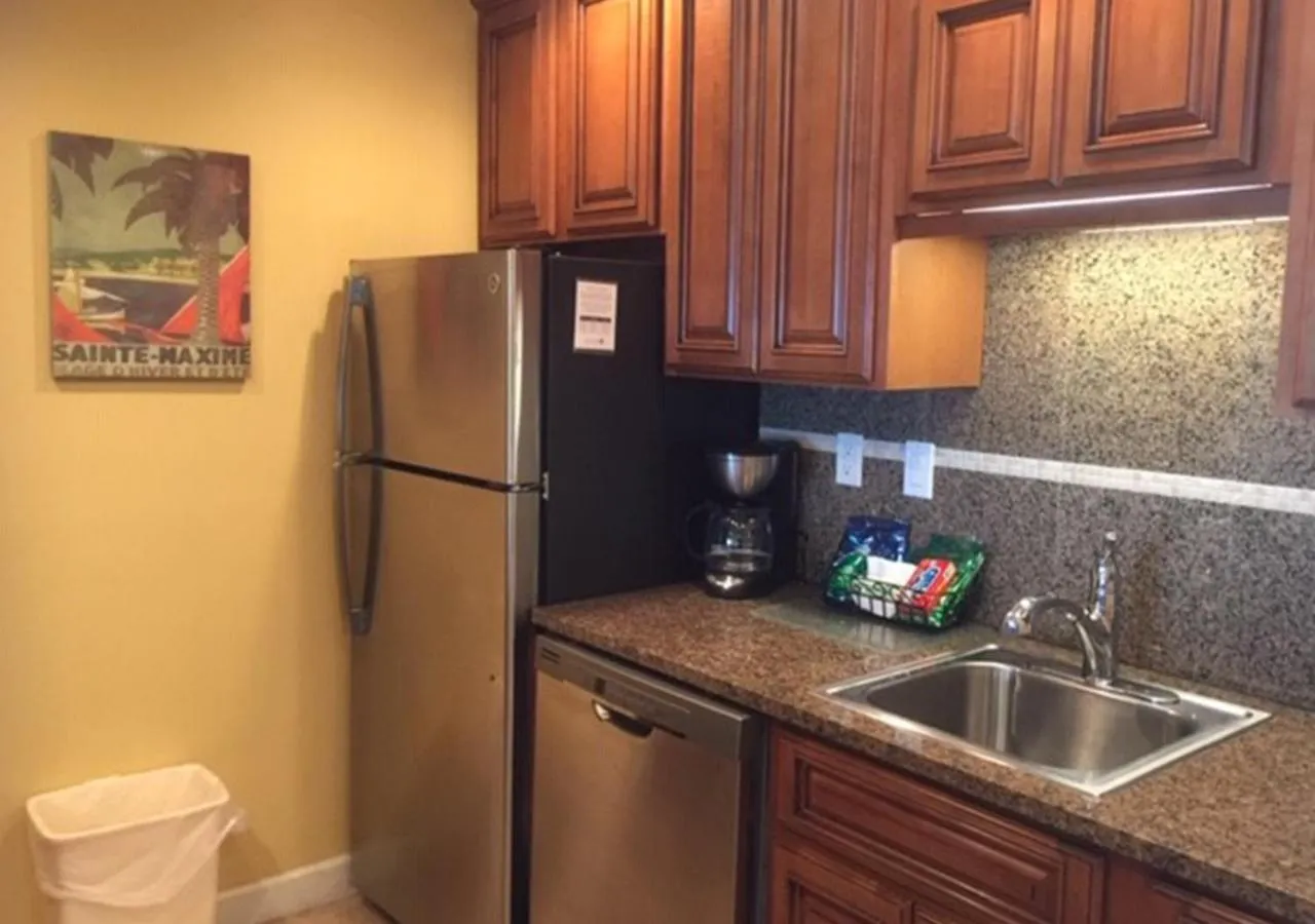Kitchen or kitchenette in Villas Of Amelia Island