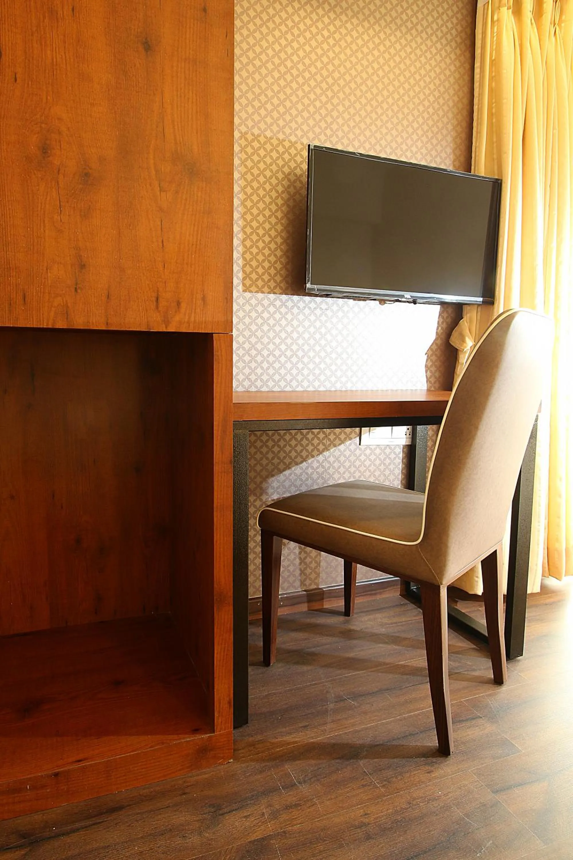 TV and multimedia in Mumbai House Luxury Apartments, Santacruz East