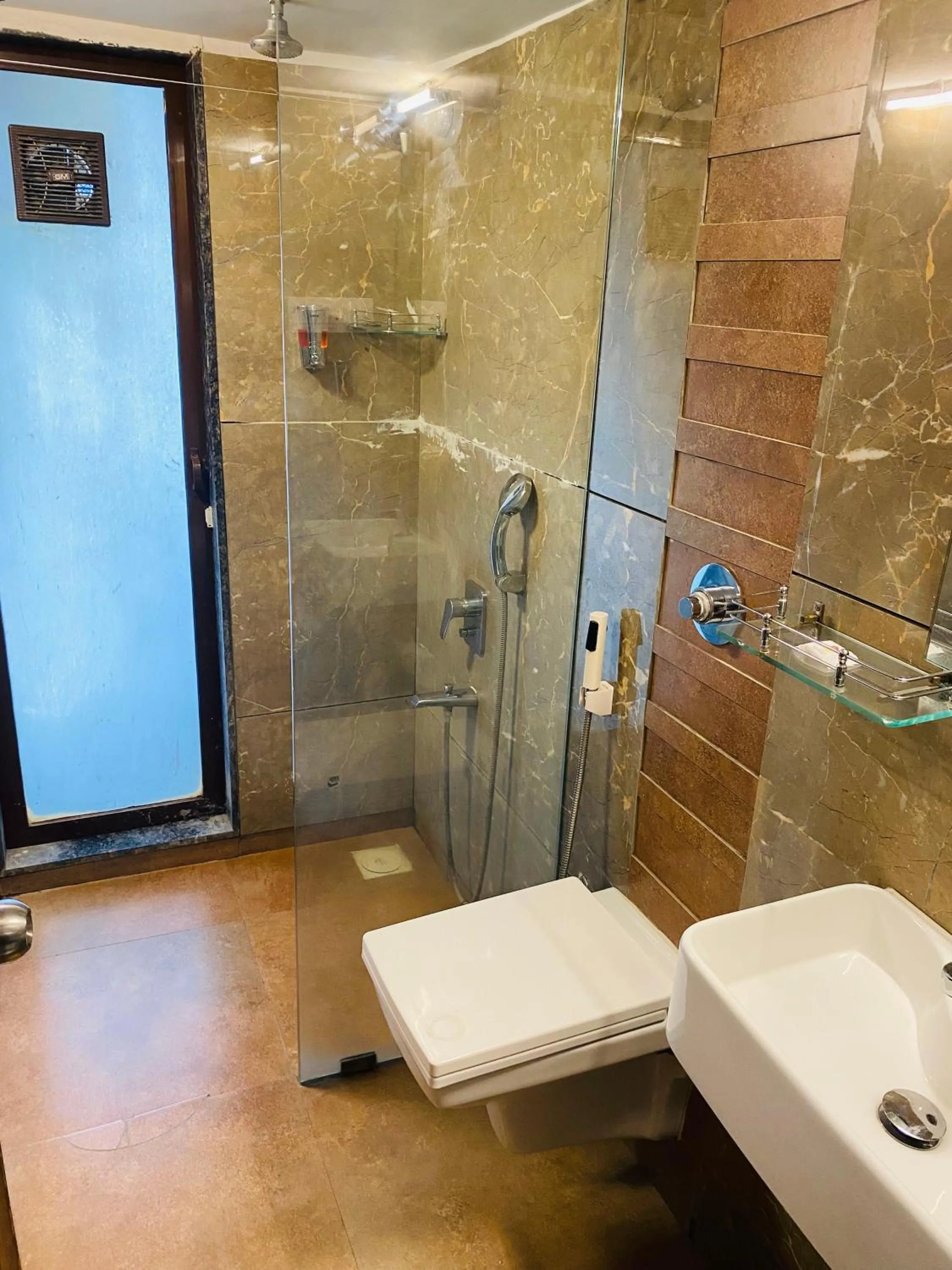 Property building in Mumbai House Luxury Apartments, Santacruz East