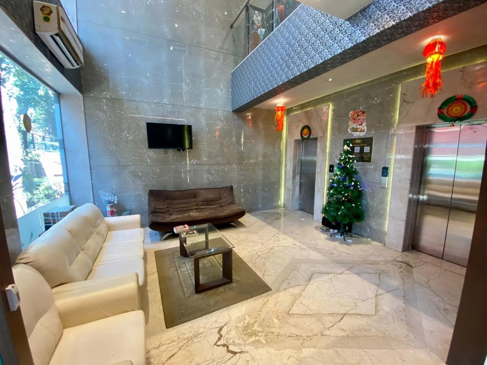 TV and multimedia in Mumbai House Luxury Apartments, Santacruz East