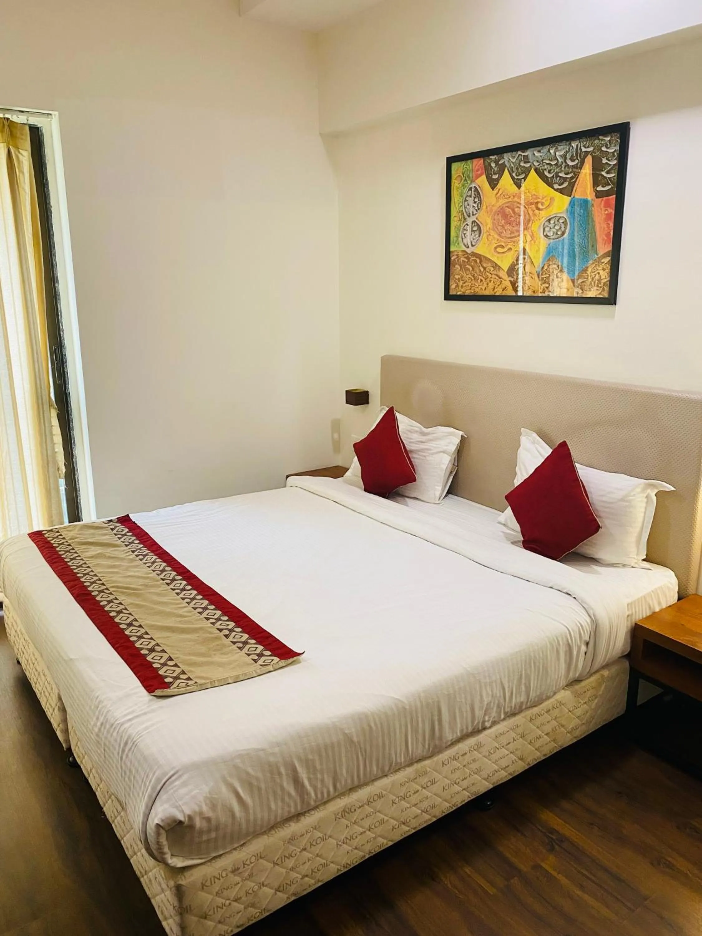 Property building, Bed in Mumbai House Luxury Apartments, Santacruz East