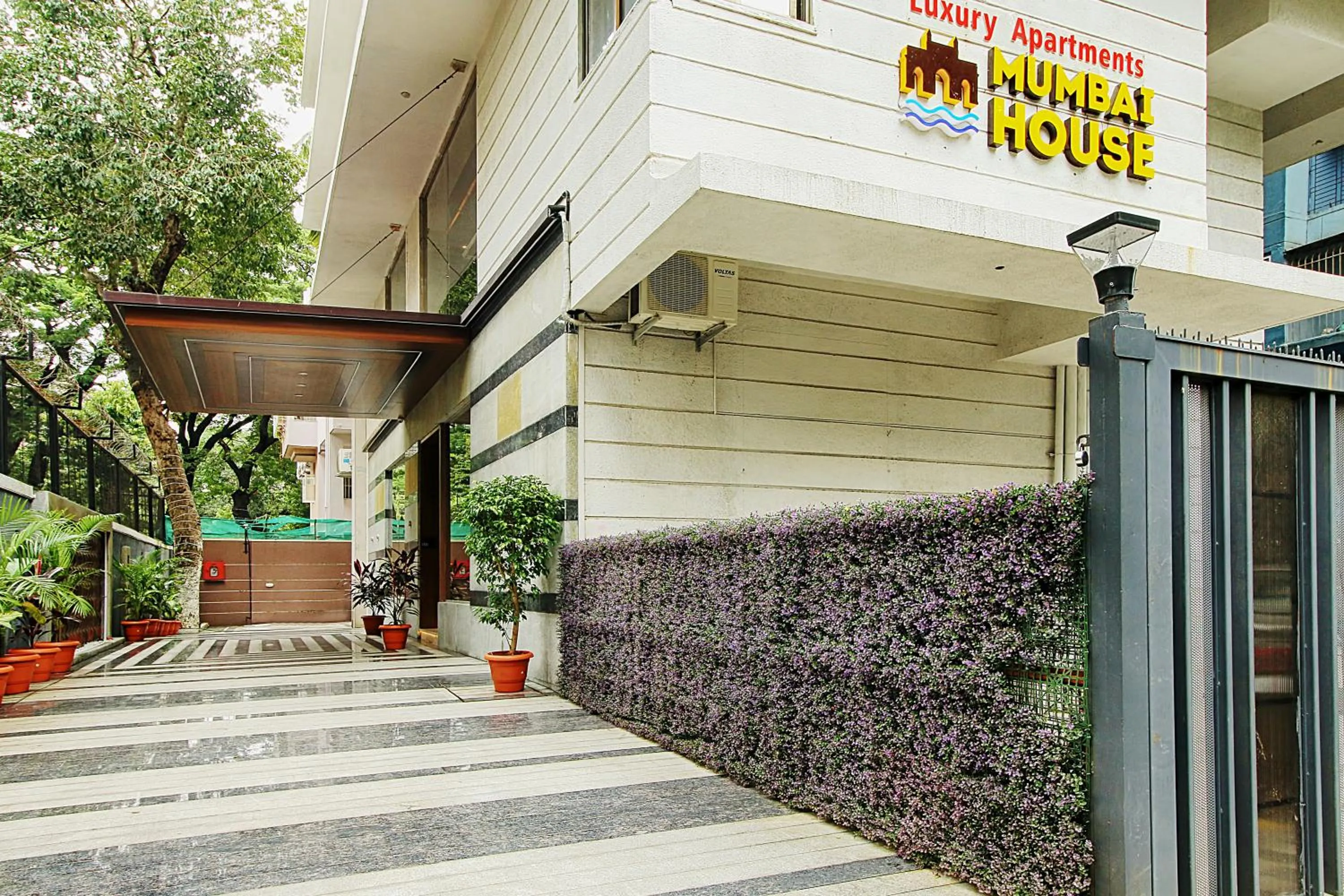 Property building in Mumbai House Luxury Apartments, Santacruz East