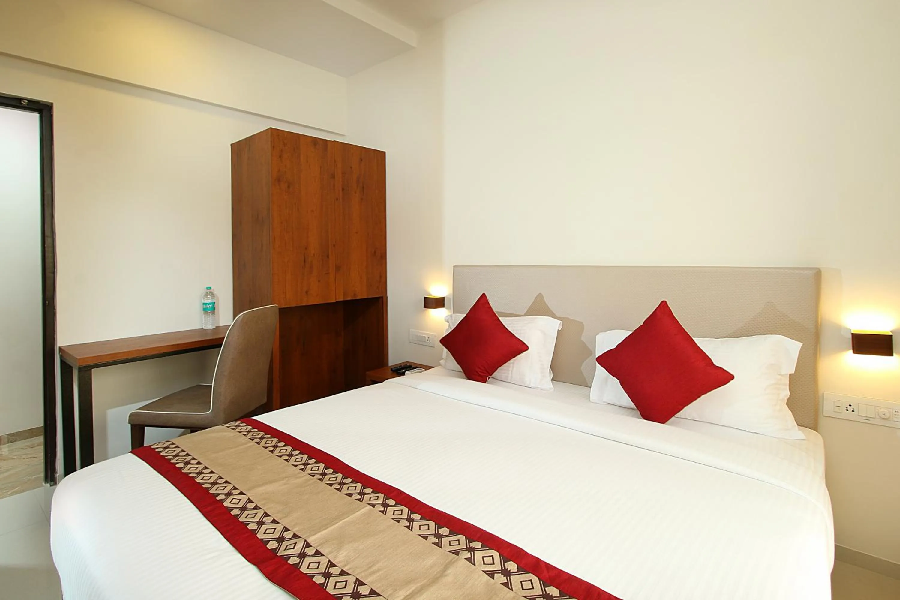 Bed in Mumbai House Luxury Apartments, Santacruz East