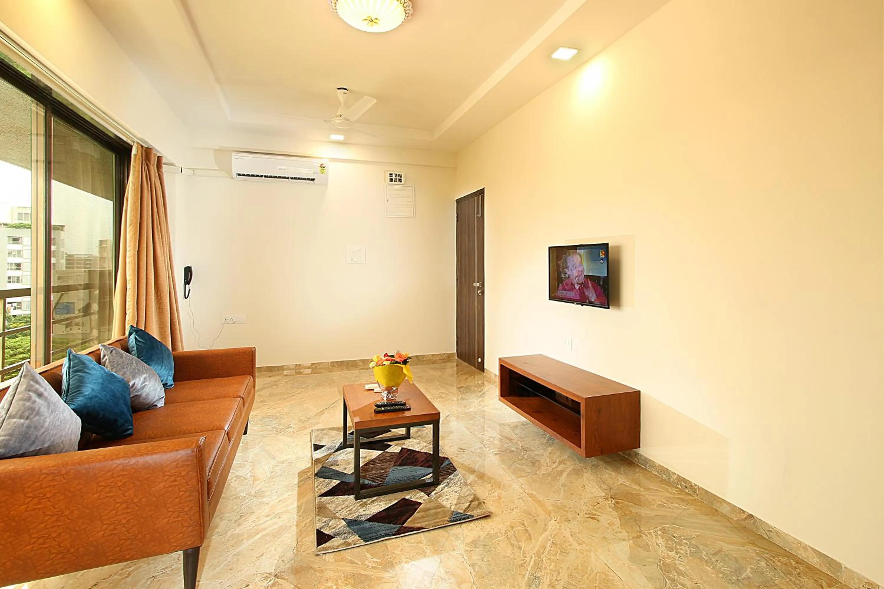 Living room in Mumbai House Luxury Apartments, Santacruz East