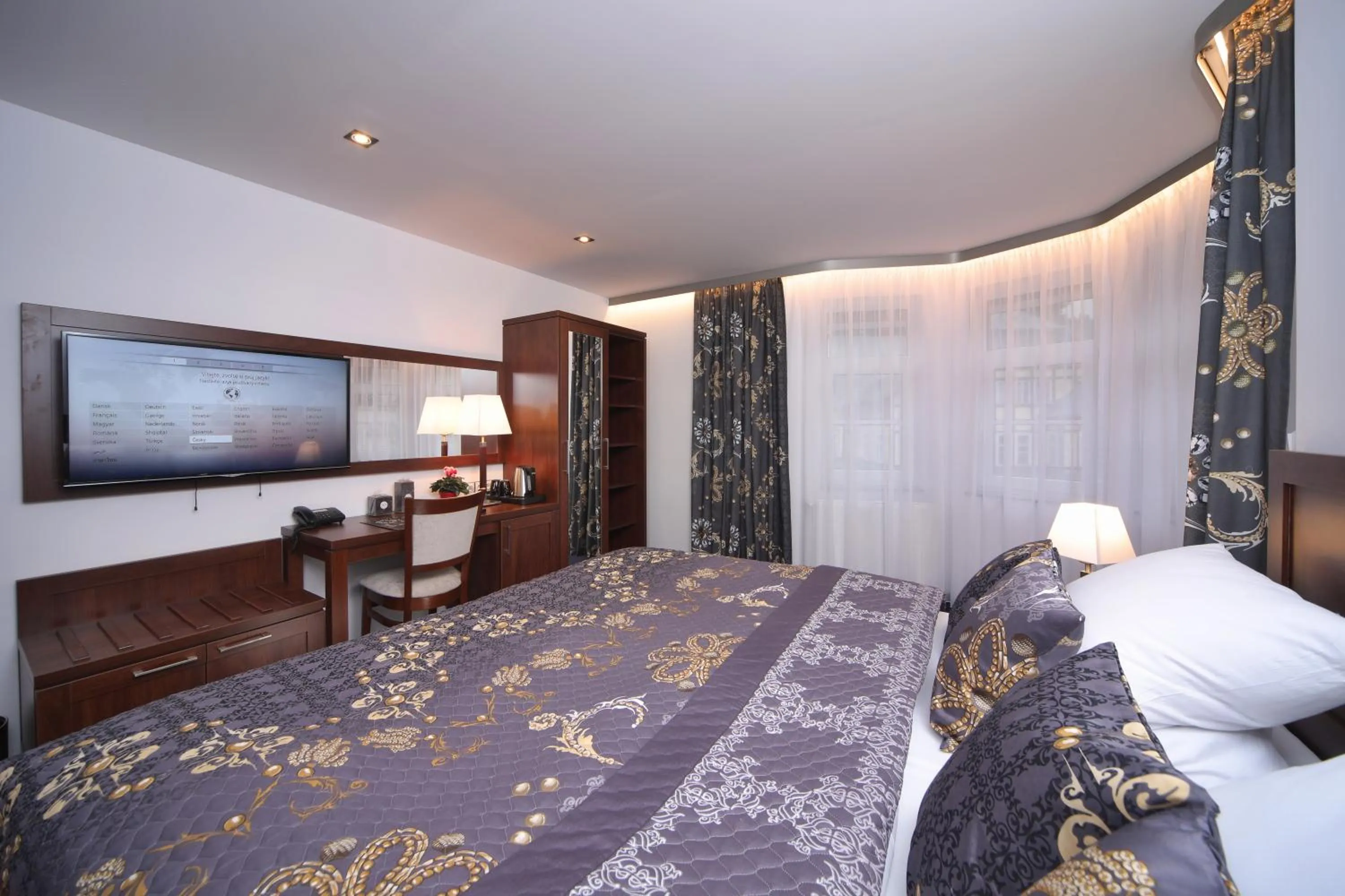 Photo of the whole room, Bed in Hotel Central 1920