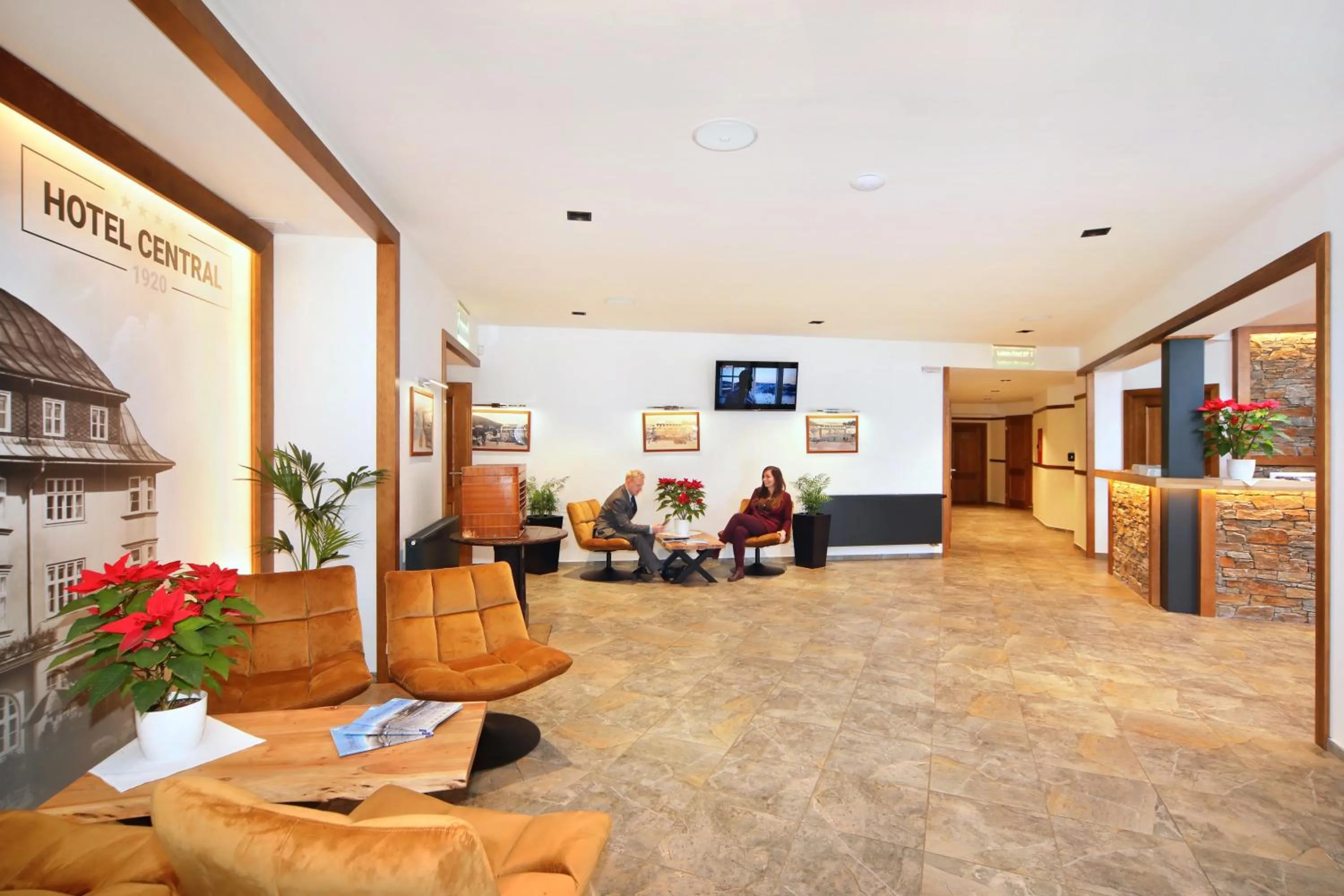 People in Hotel Central 1920