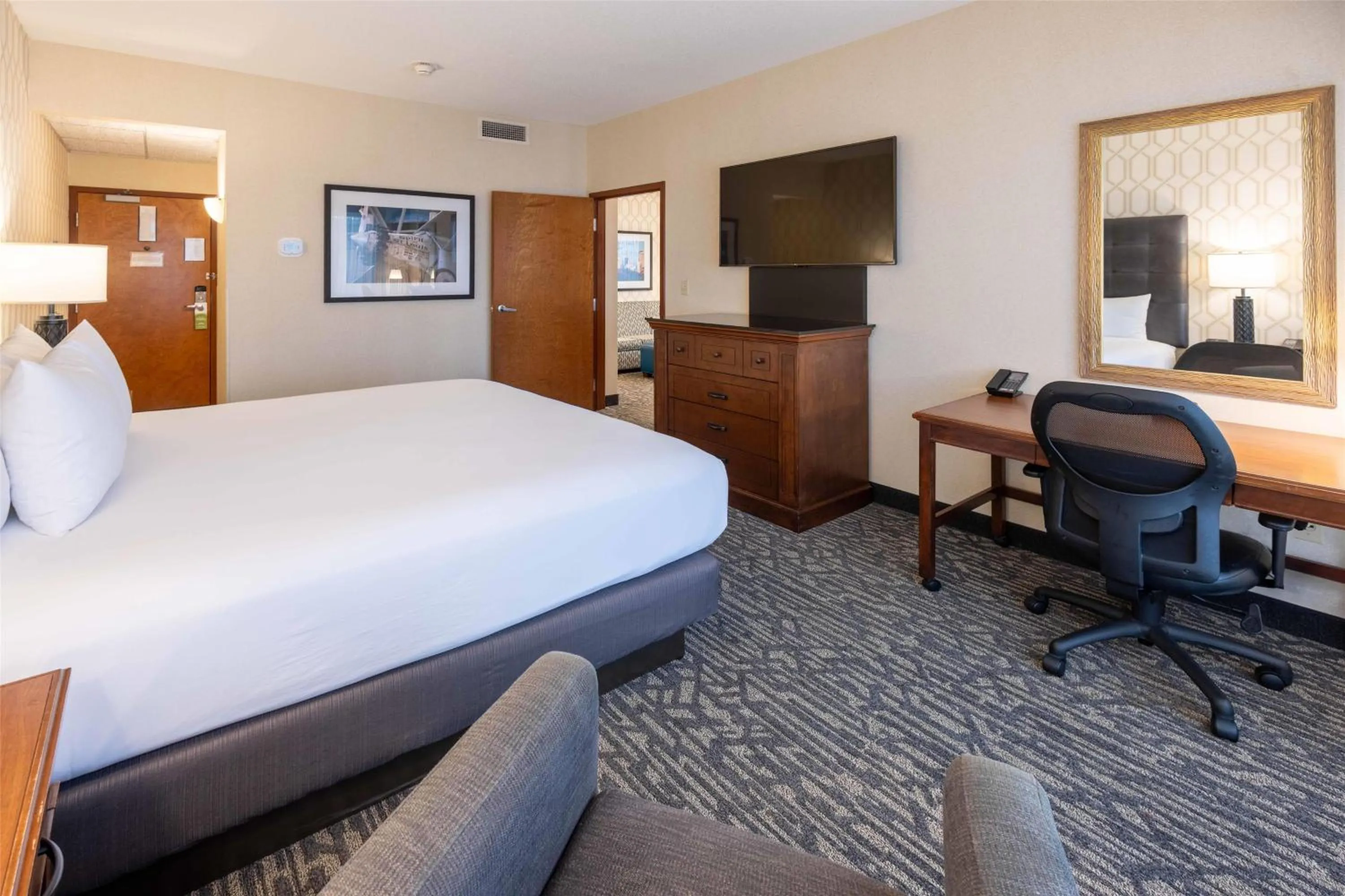 Bedroom, Bed in Drury Plaza Hotel St. Louis Chesterfield