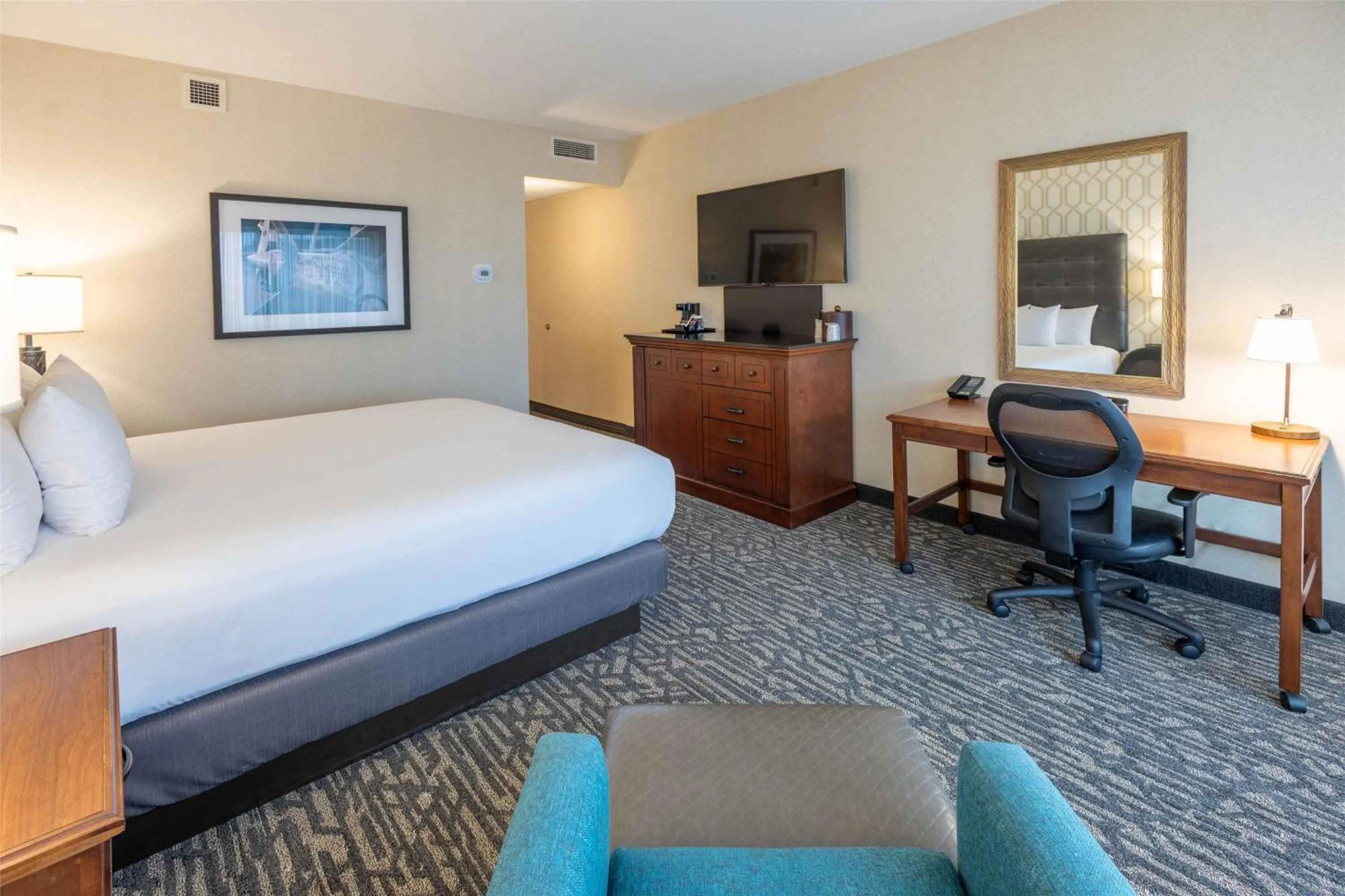 Bedroom, Bed in Drury Plaza Hotel St. Louis Chesterfield