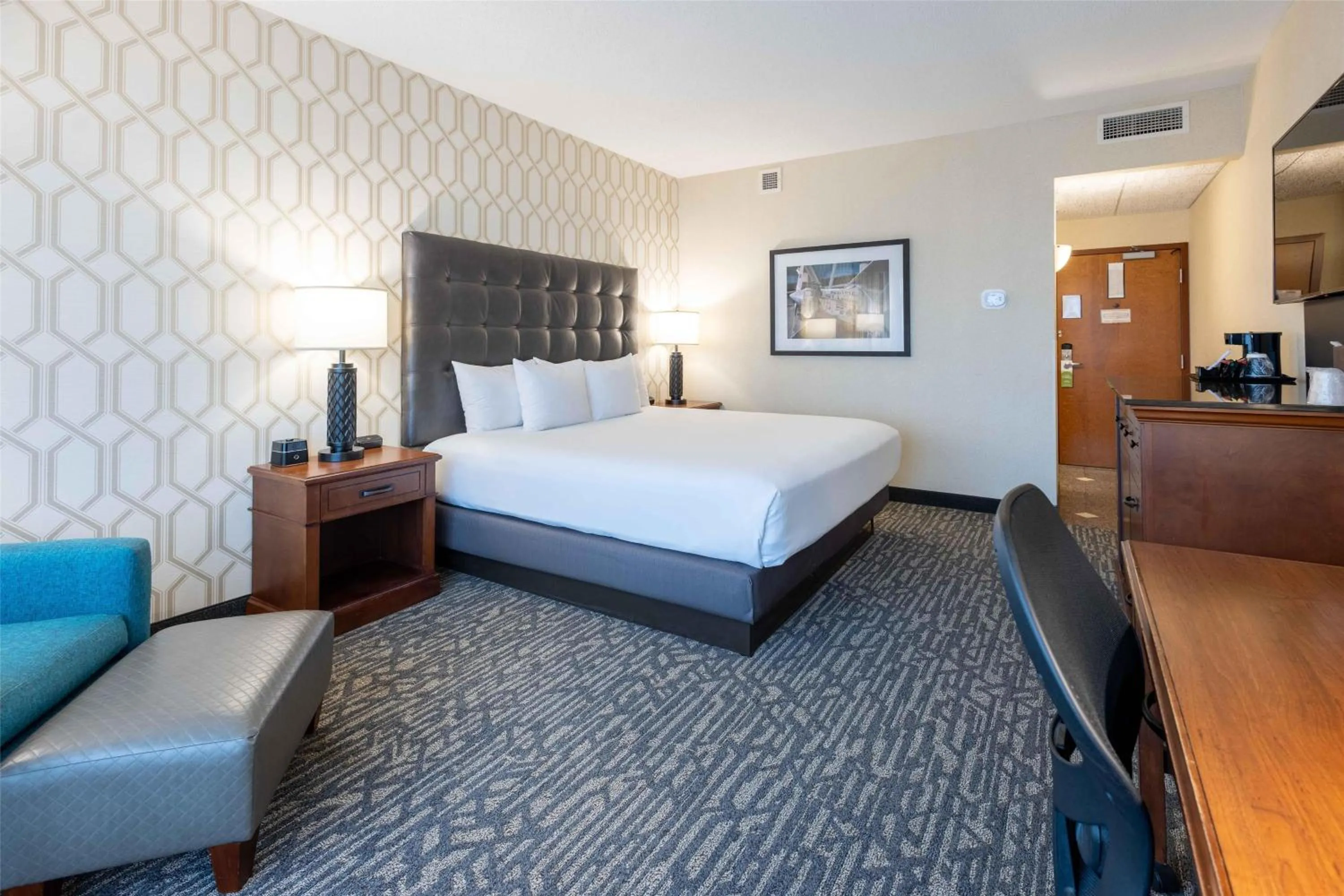 Bedroom, Bed in Drury Plaza Hotel St. Louis Chesterfield