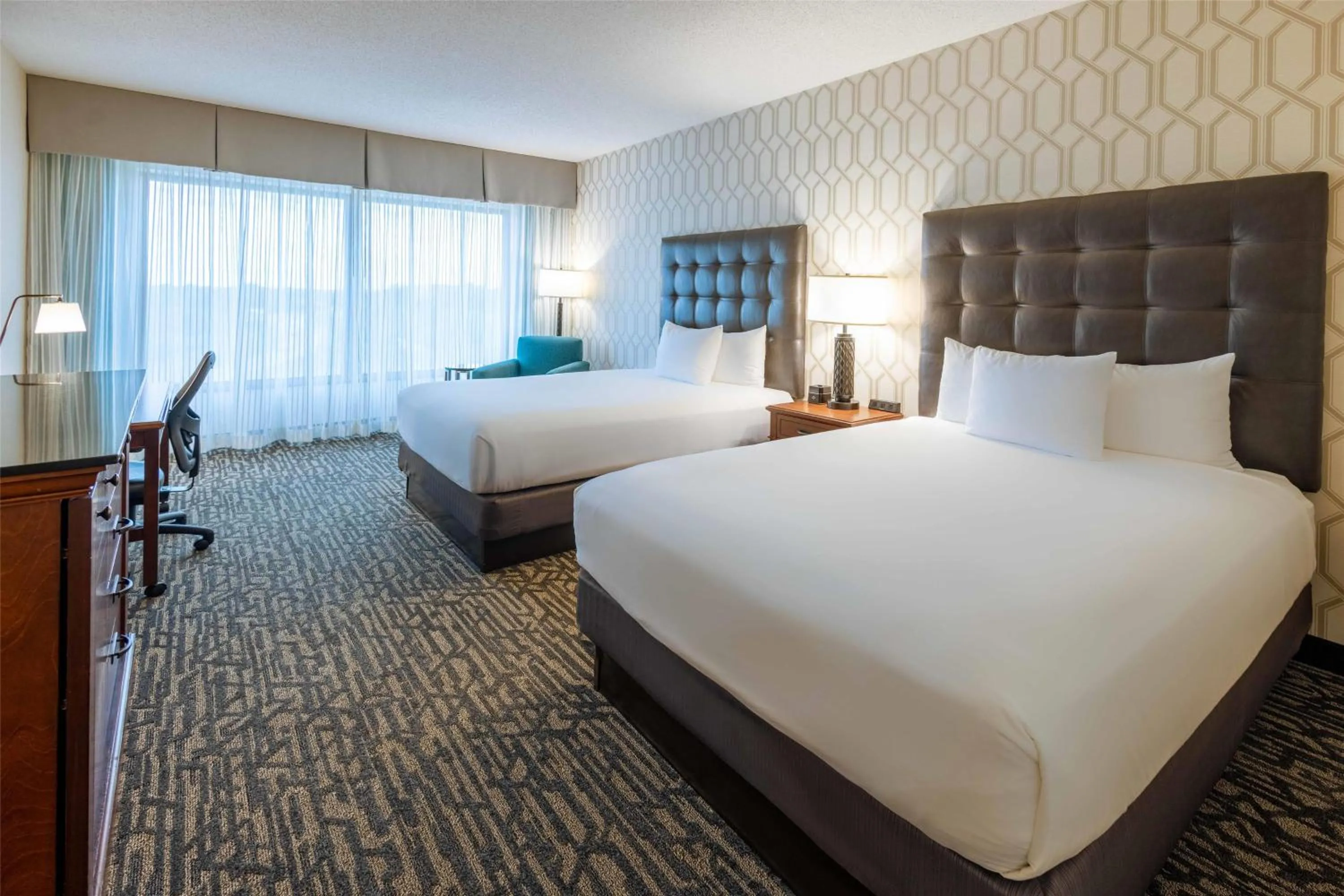 Bedroom, Bed in Drury Plaza Hotel St. Louis Chesterfield