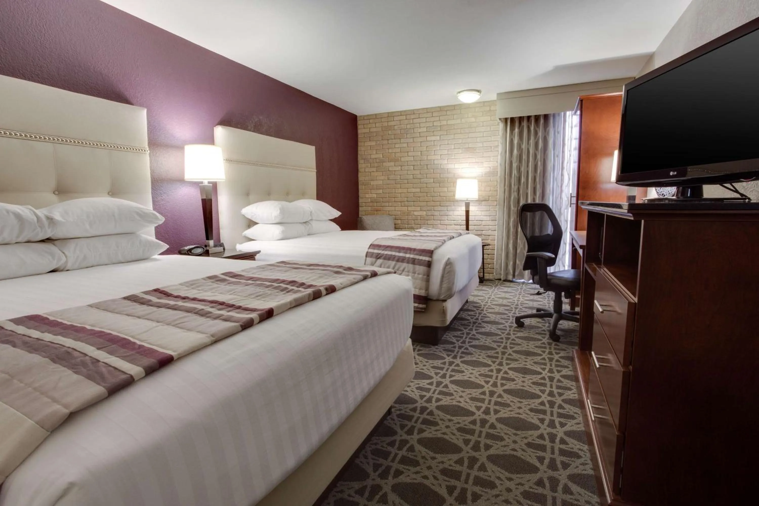Photo of the whole room, Bed in Drury Plaza Hotel San Antonio Airport
