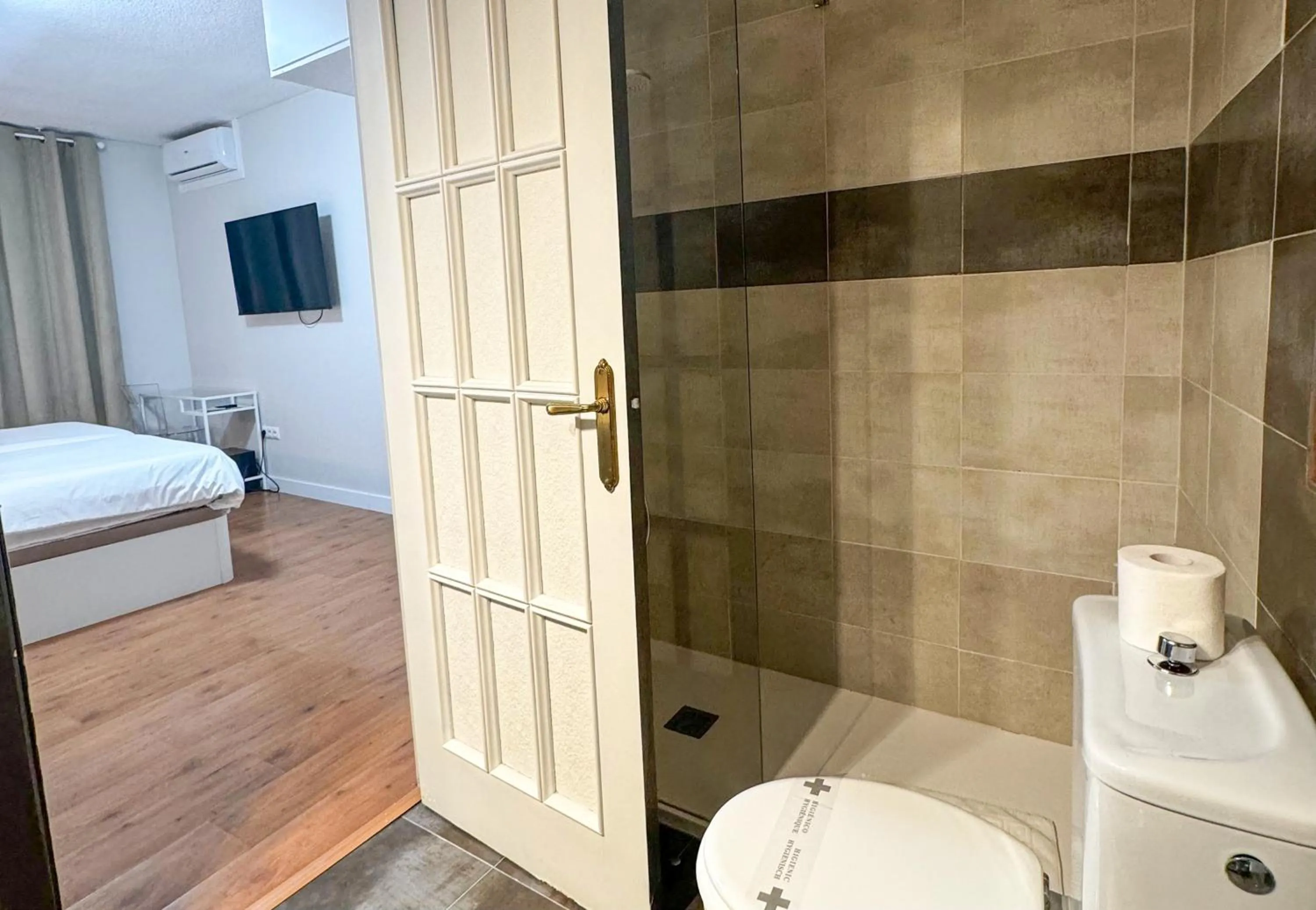 Shower in Hotel Plaza Mayor